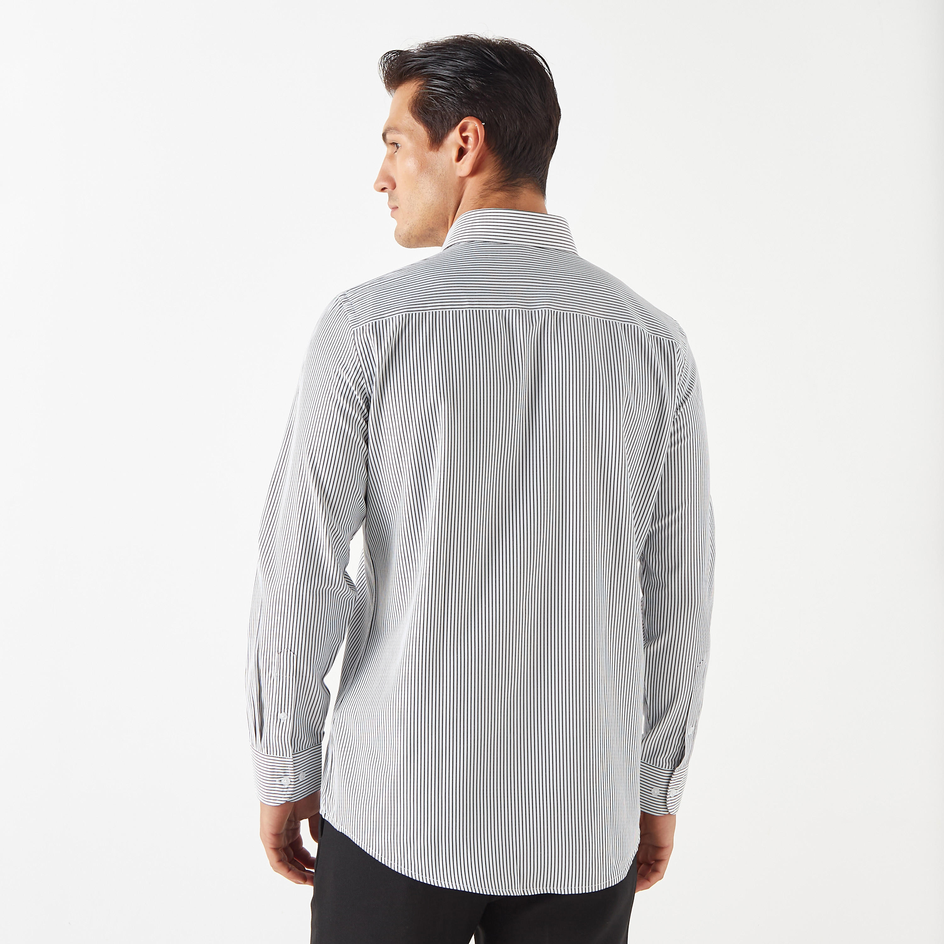 قميص مقلم بقصّة عادية وأكمام طويلة بجيب على الصدر-men-clothing-shirts-image-3