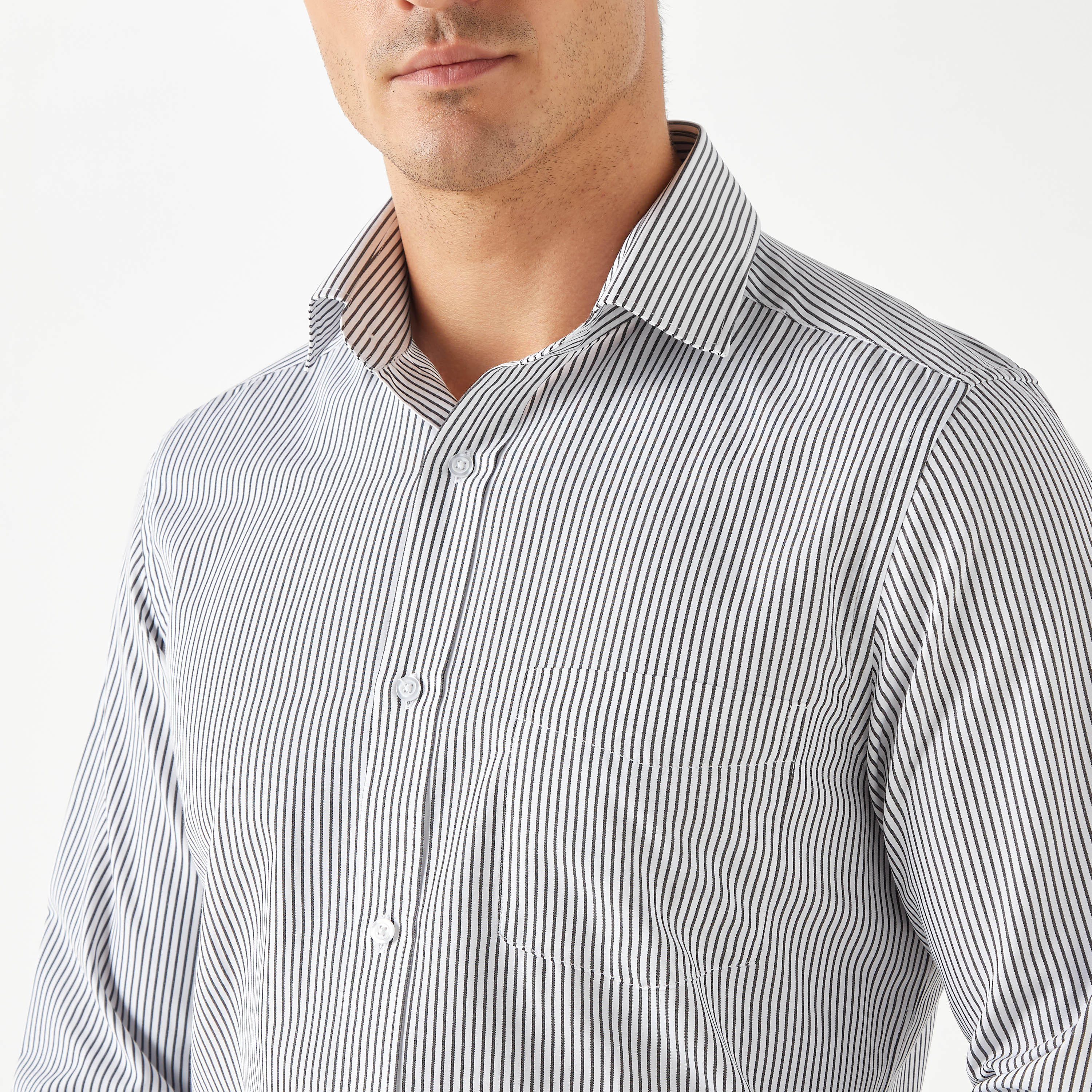 قميص مقلم بقصّة عادية وأكمام طويلة بجيب على الصدر-men-clothing-shirts-image-4