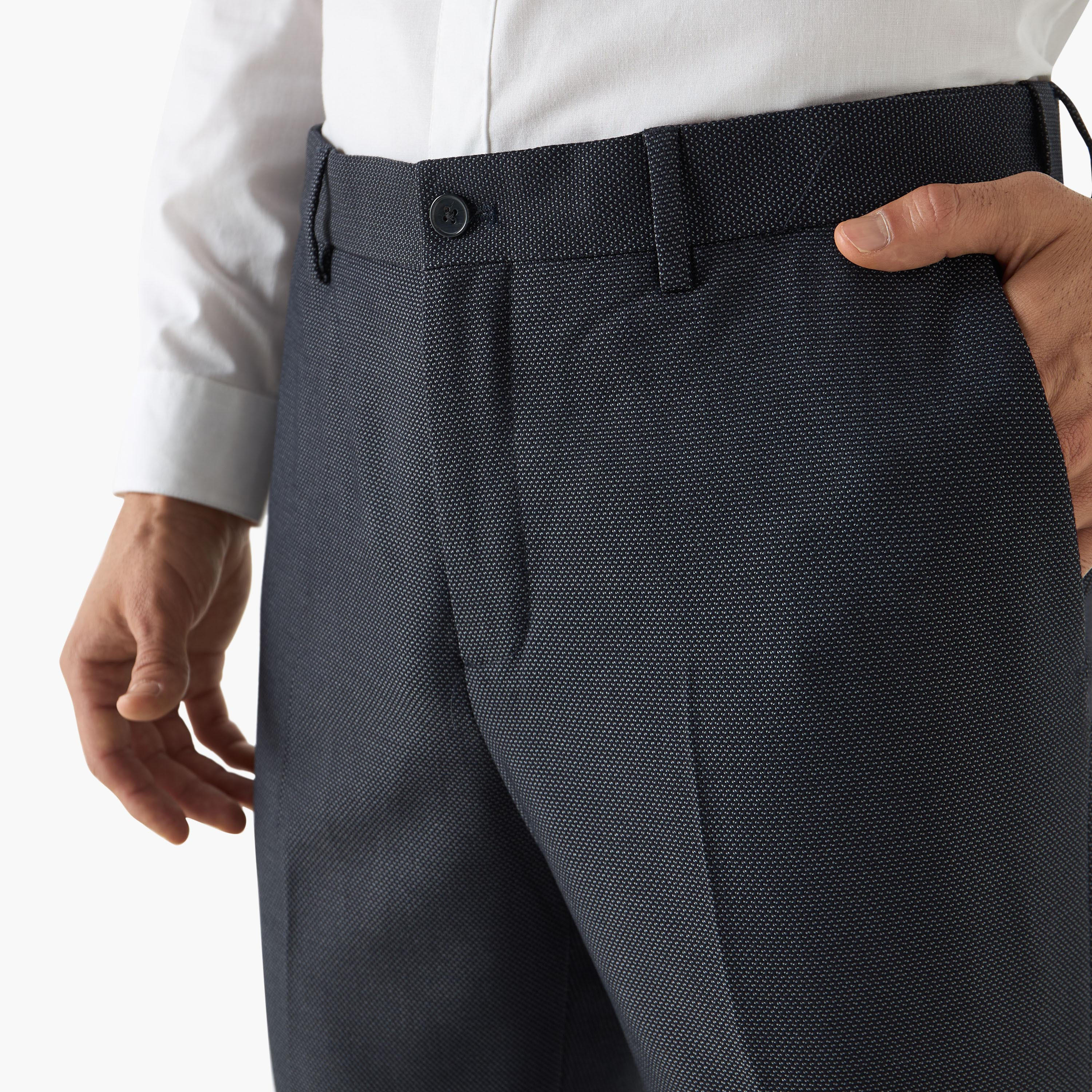 بنطلون بقصّة عادية وخصر مرن وجيوب-men-clothing-bottoms-trousersandchinos-trousers-image-4
