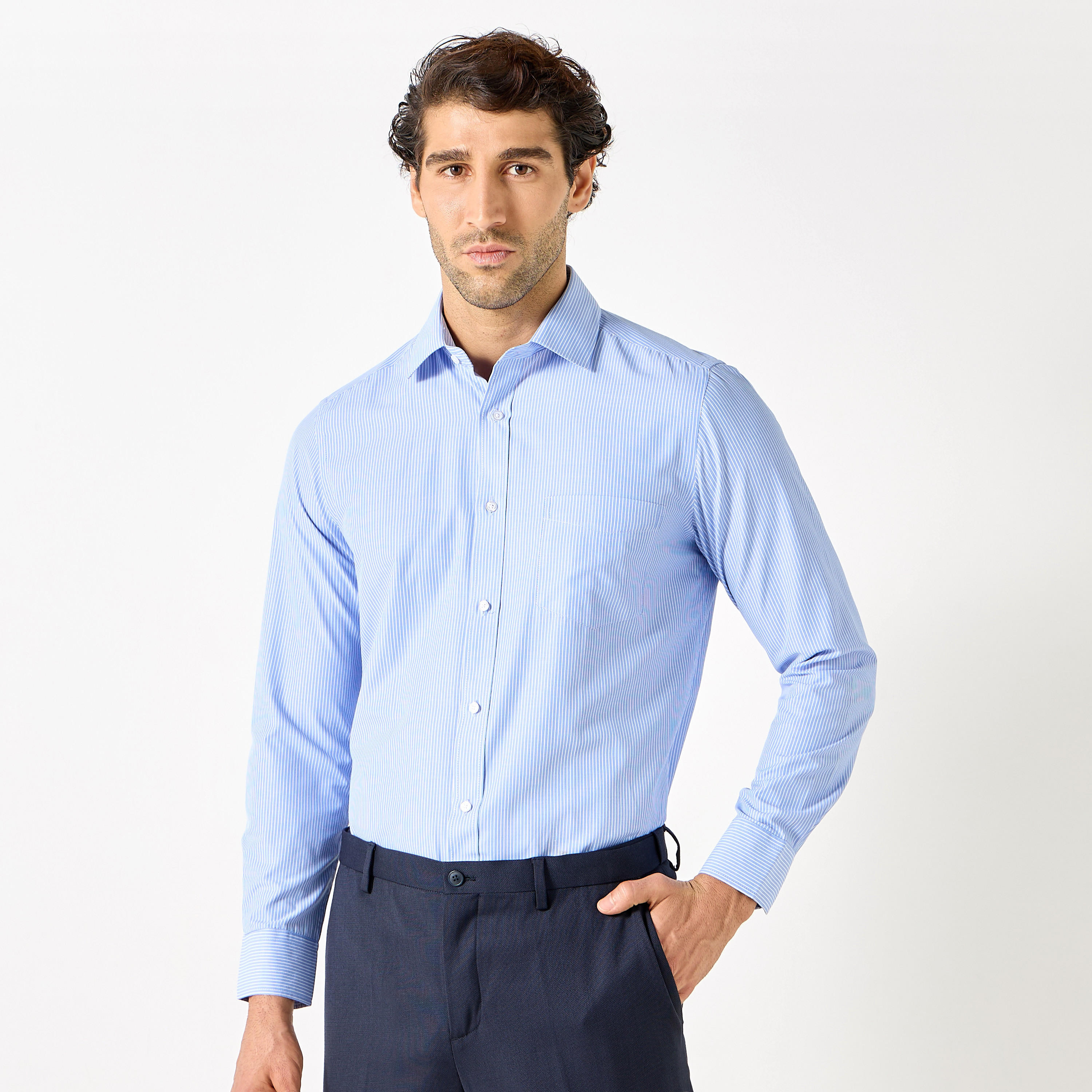 قميص مقلم بقصّة عادية وأكمام طويلة بجيب على الصدر-men-clothing-shirts-image-1