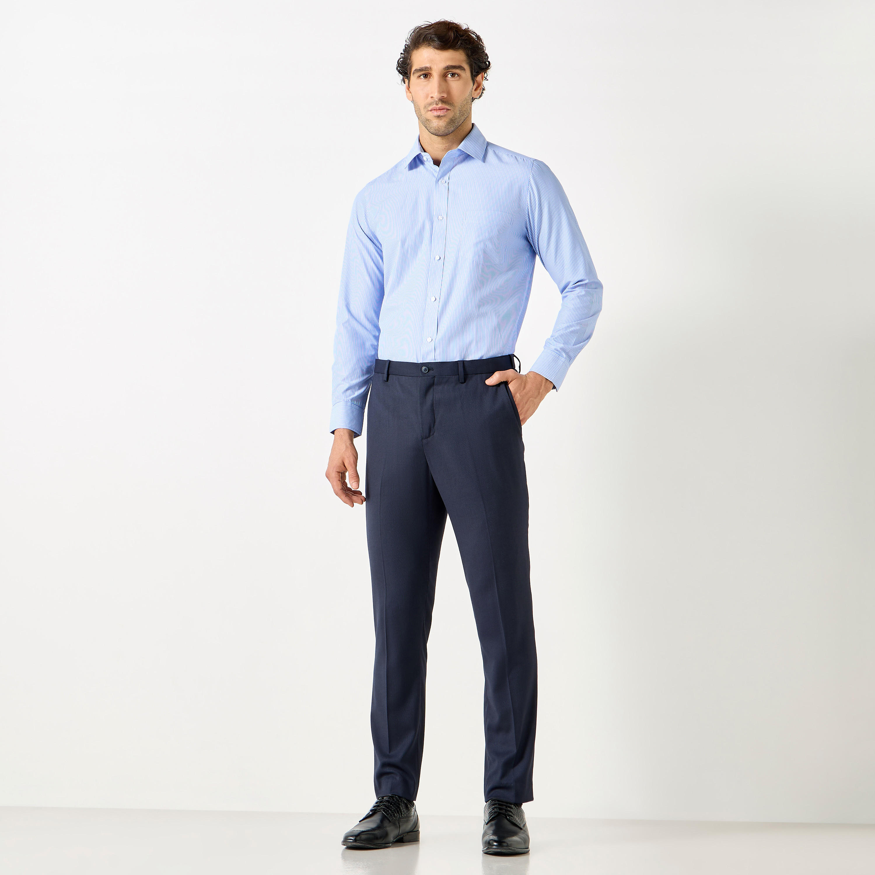 قميص مقلم بقصّة عادية وأكمام طويلة بجيب على الصدر-men-clothing-shirts-image-2