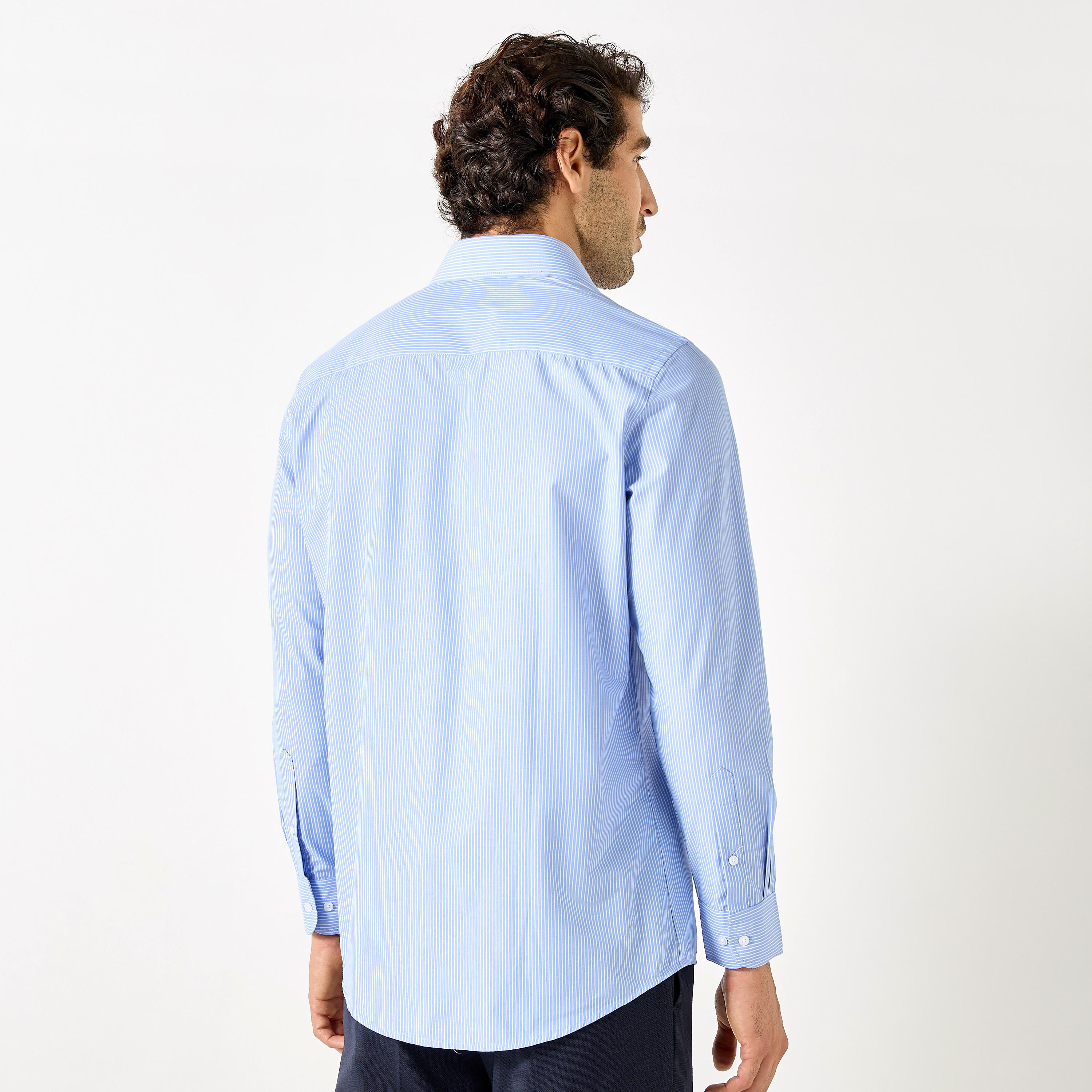 قميص مقلم بقصّة عادية وأكمام طويلة بجيب على الصدر-men-clothing-shirts-image-3
