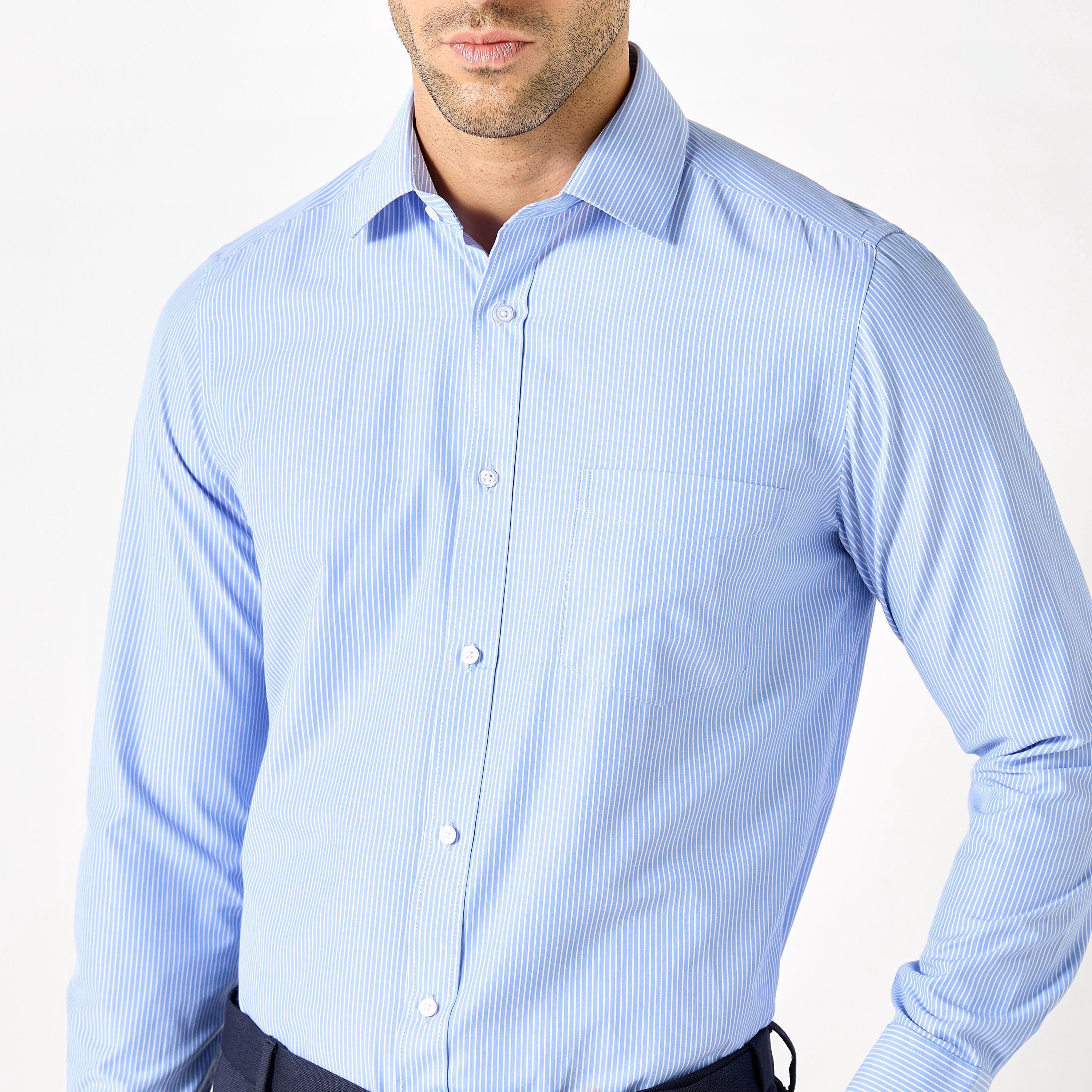 قميص مقلم بقصّة عادية وأكمام طويلة بجيب على الصدر-men-clothing-shirts-image-4