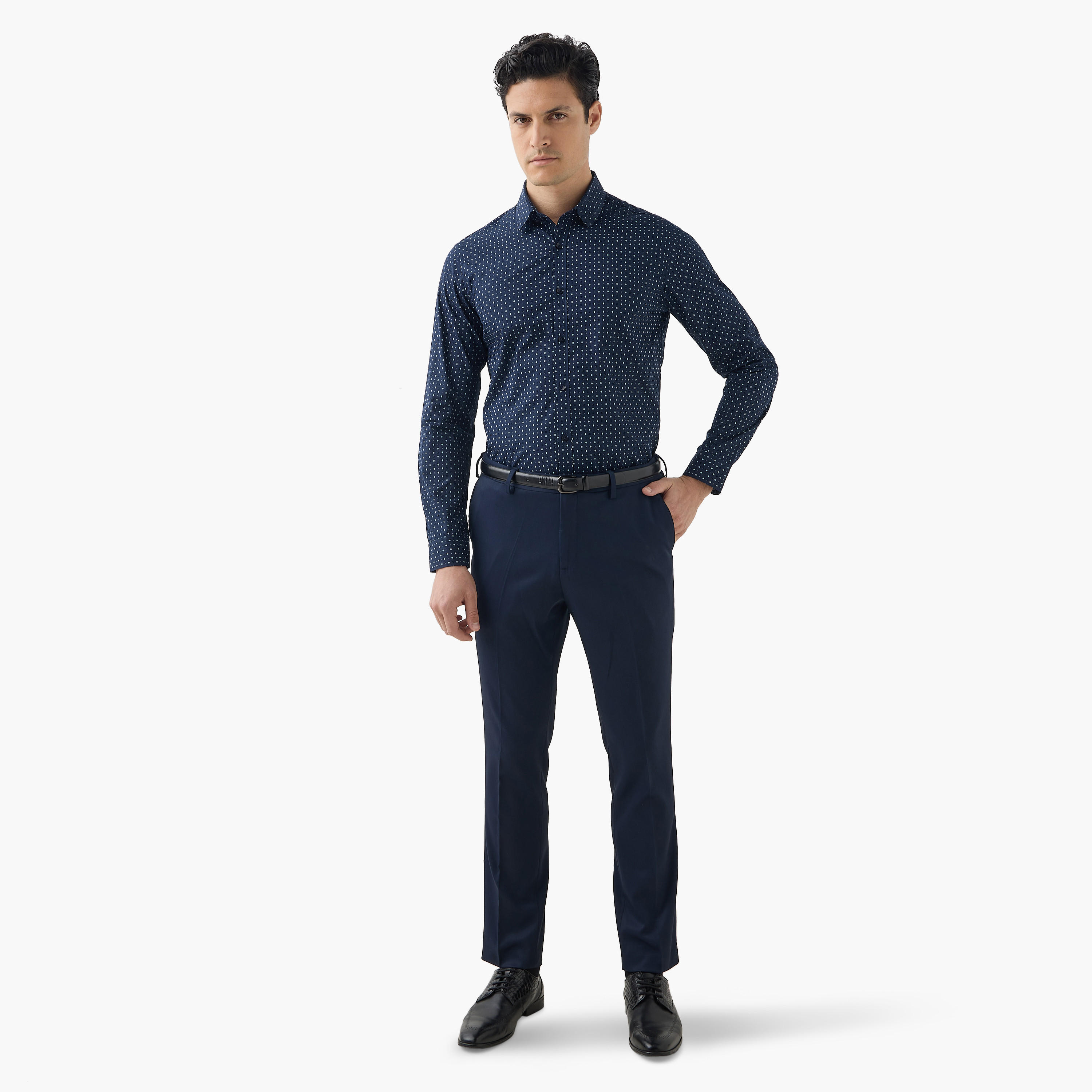 قميص بقصة عادية وطبعات وأكمام طويلة-men-clothing-shirts-image-2