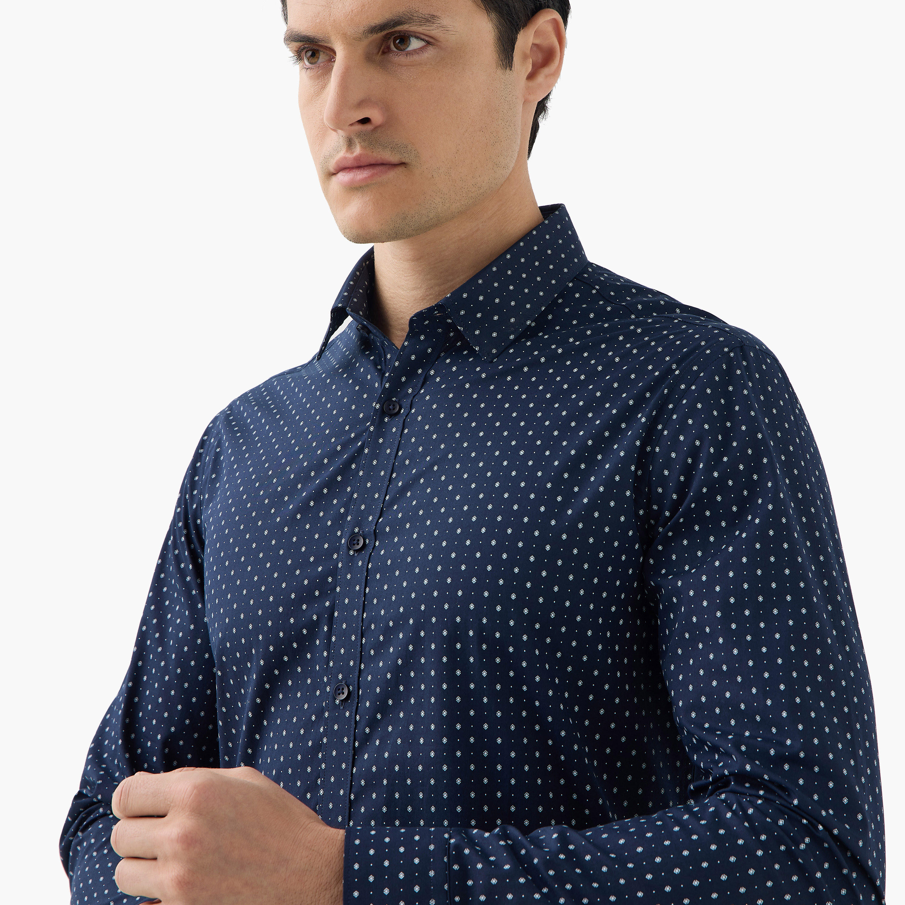 قميص بقصة عادية وطبعات وأكمام طويلة-men-clothing-shirts-image-4