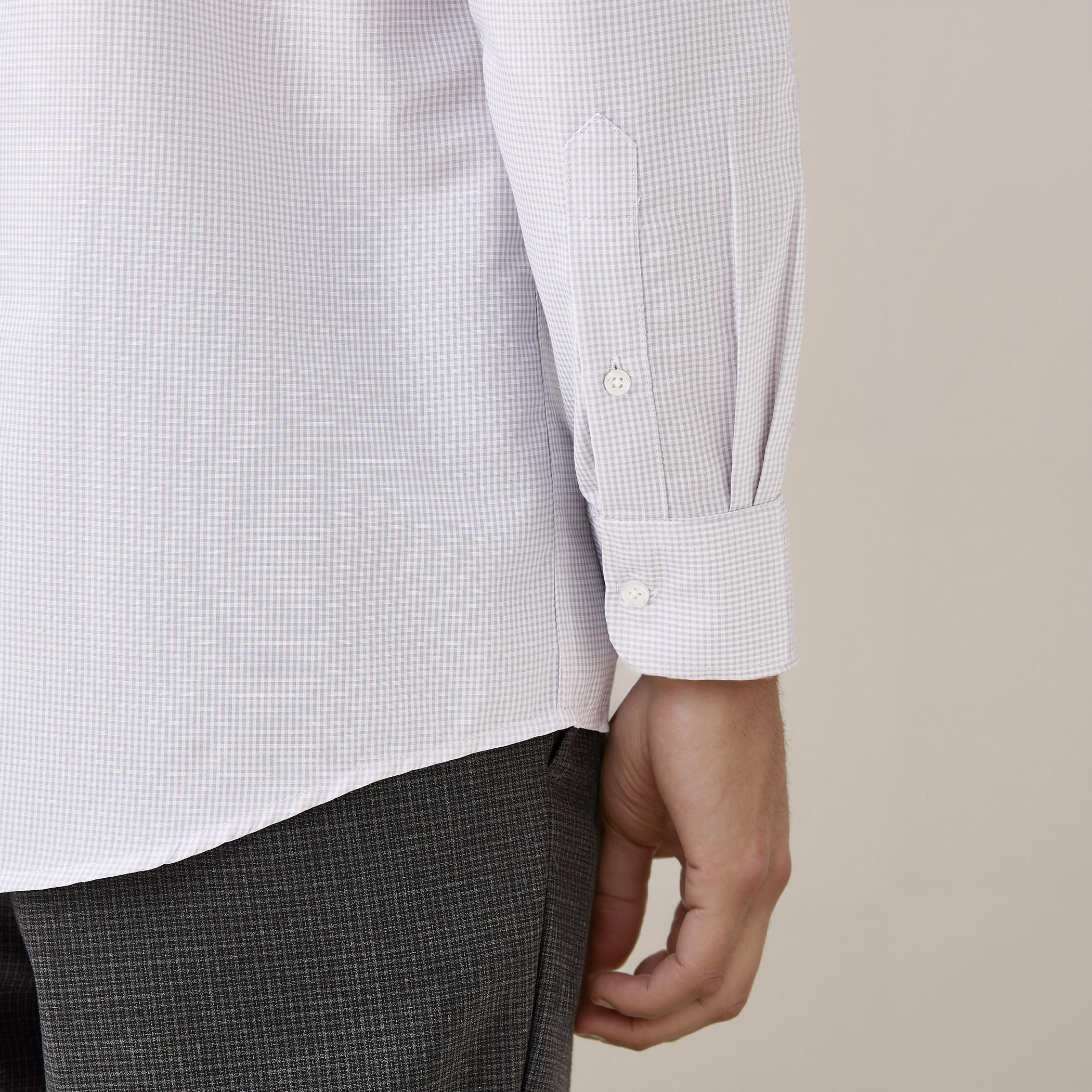 قميص كاروهات بقصة عادية وياقة وجيب على الصدر-men-clothing-shirts-image-2