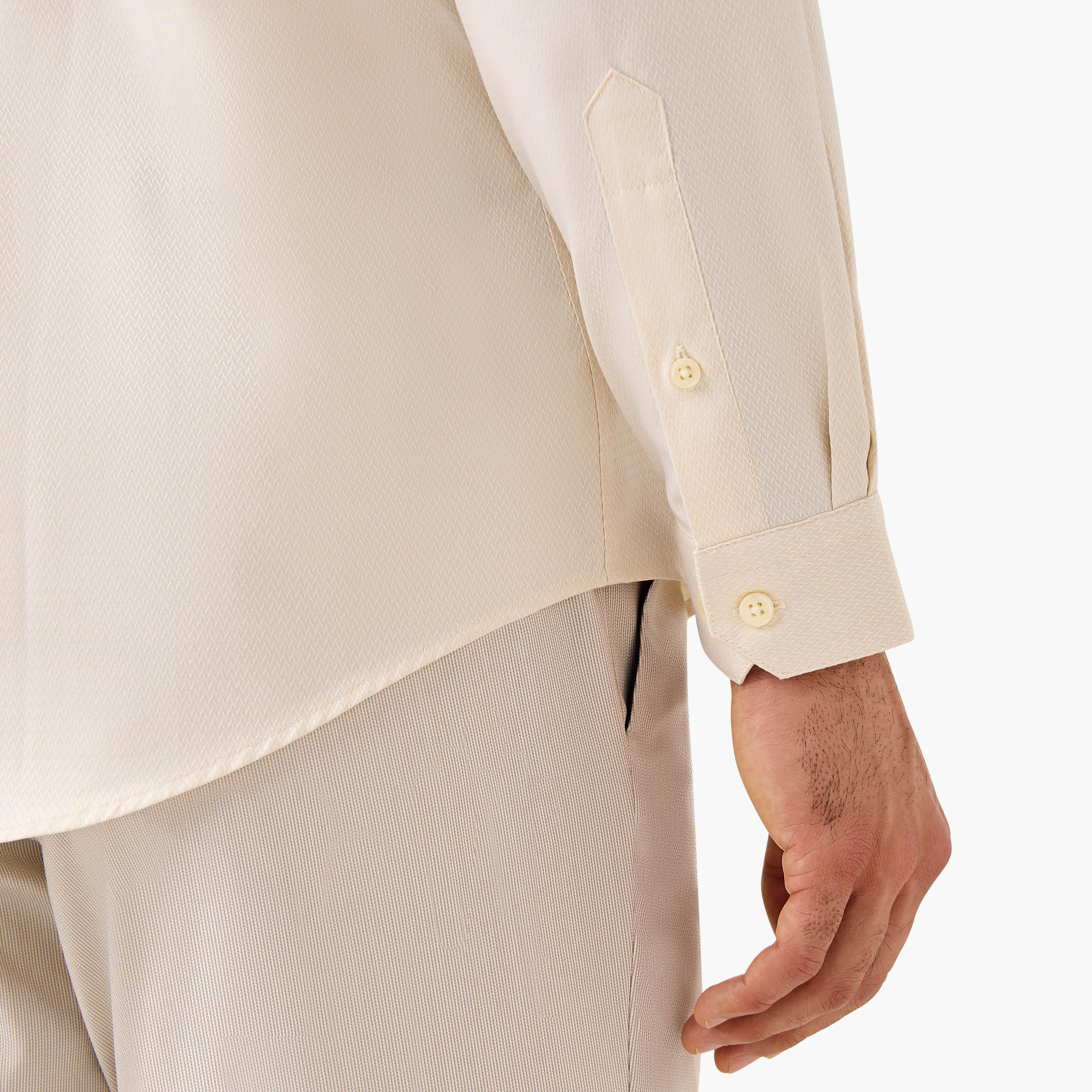 قميص بارز الملمس بقصّة عادية وأكمام طويلة-men-clothing-shirts-image-2