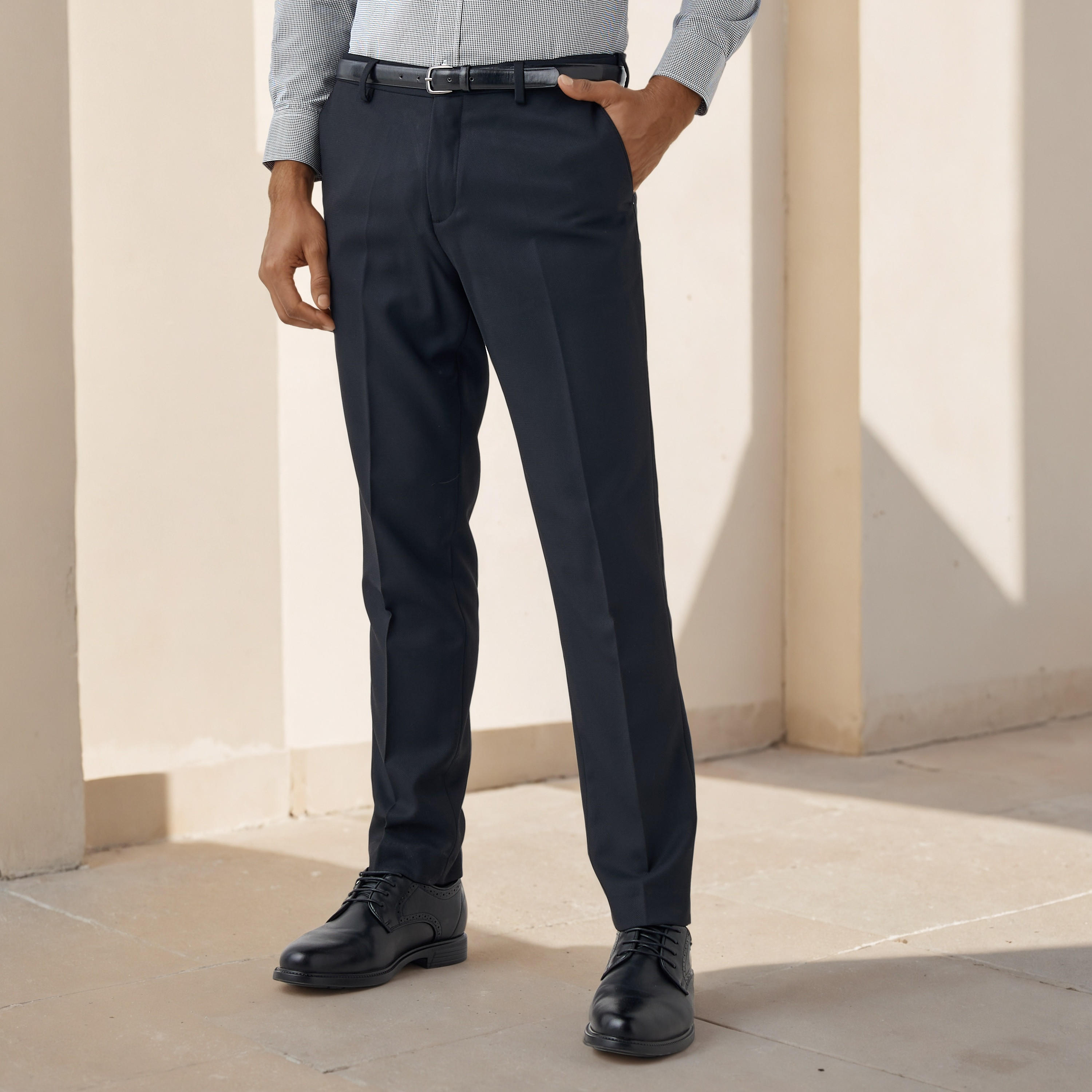 بنطلون بقصّة سليم وحزام وخصر مطاطي وجيوب-men-clothing-bottoms-trousersandchinos-trousers-image-1