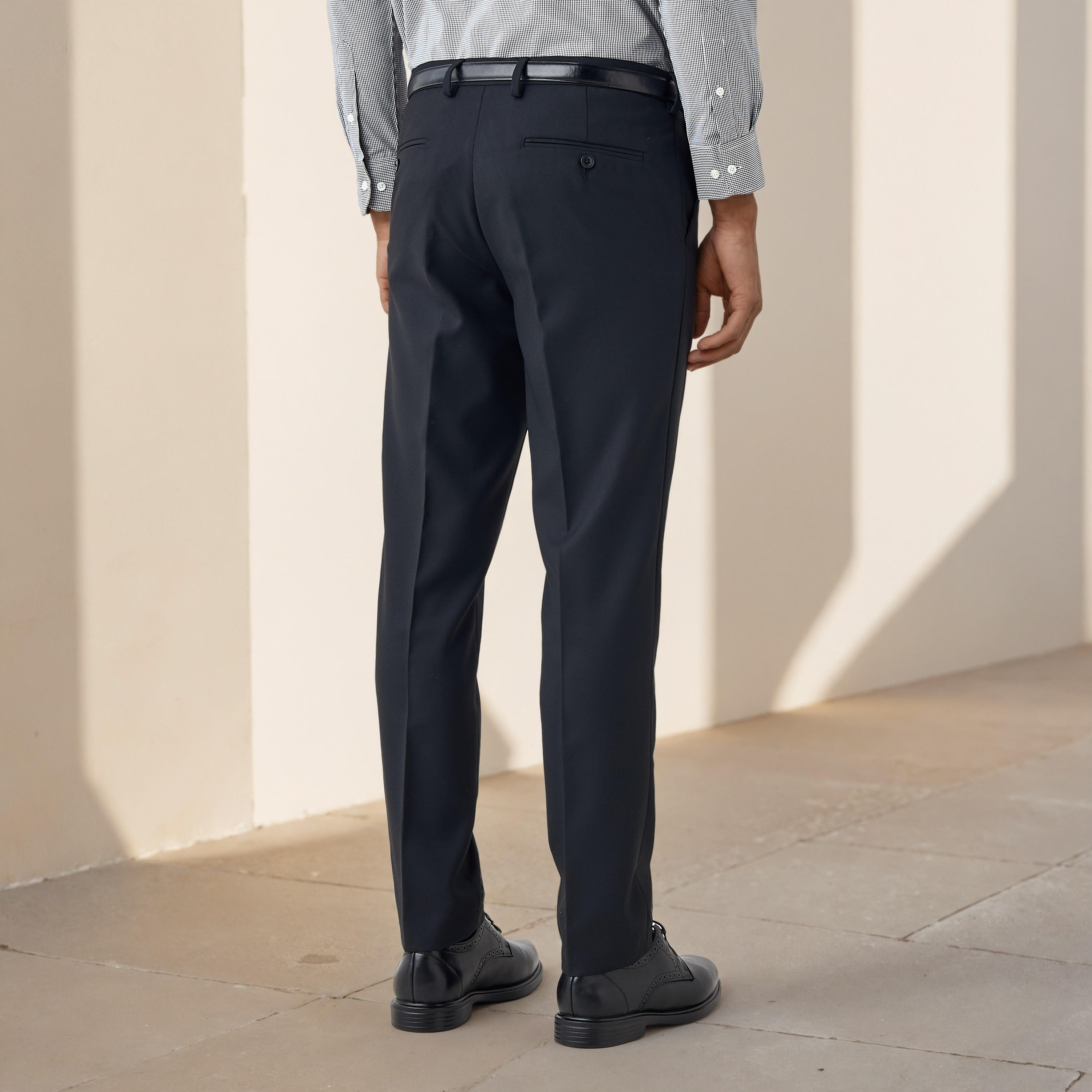 بنطلون بقصّة سليم وحزام وخصر مطاطي وجيوب-men-clothing-bottoms-trousersandchinos-trousers-image-3