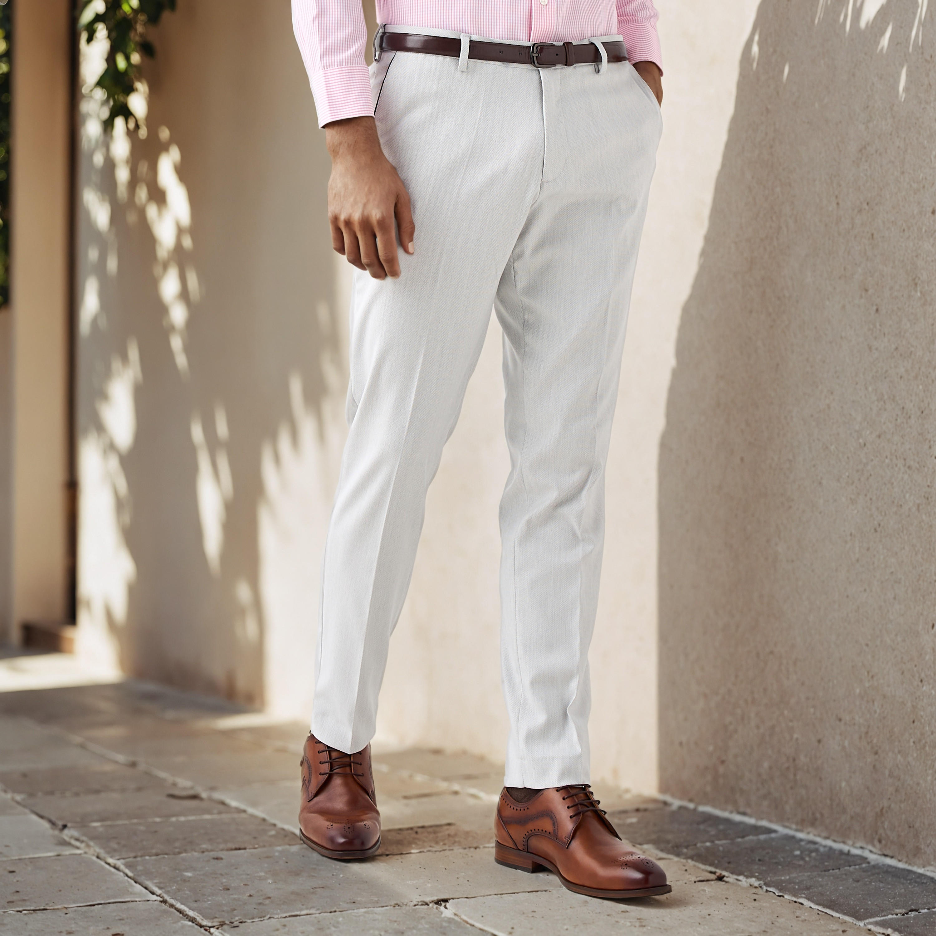 بنطلون بقصّة سليم وحزام وخصر مطاطي وجيوب-men-clothing-bottoms-trousersandchinos-trousers-image-1