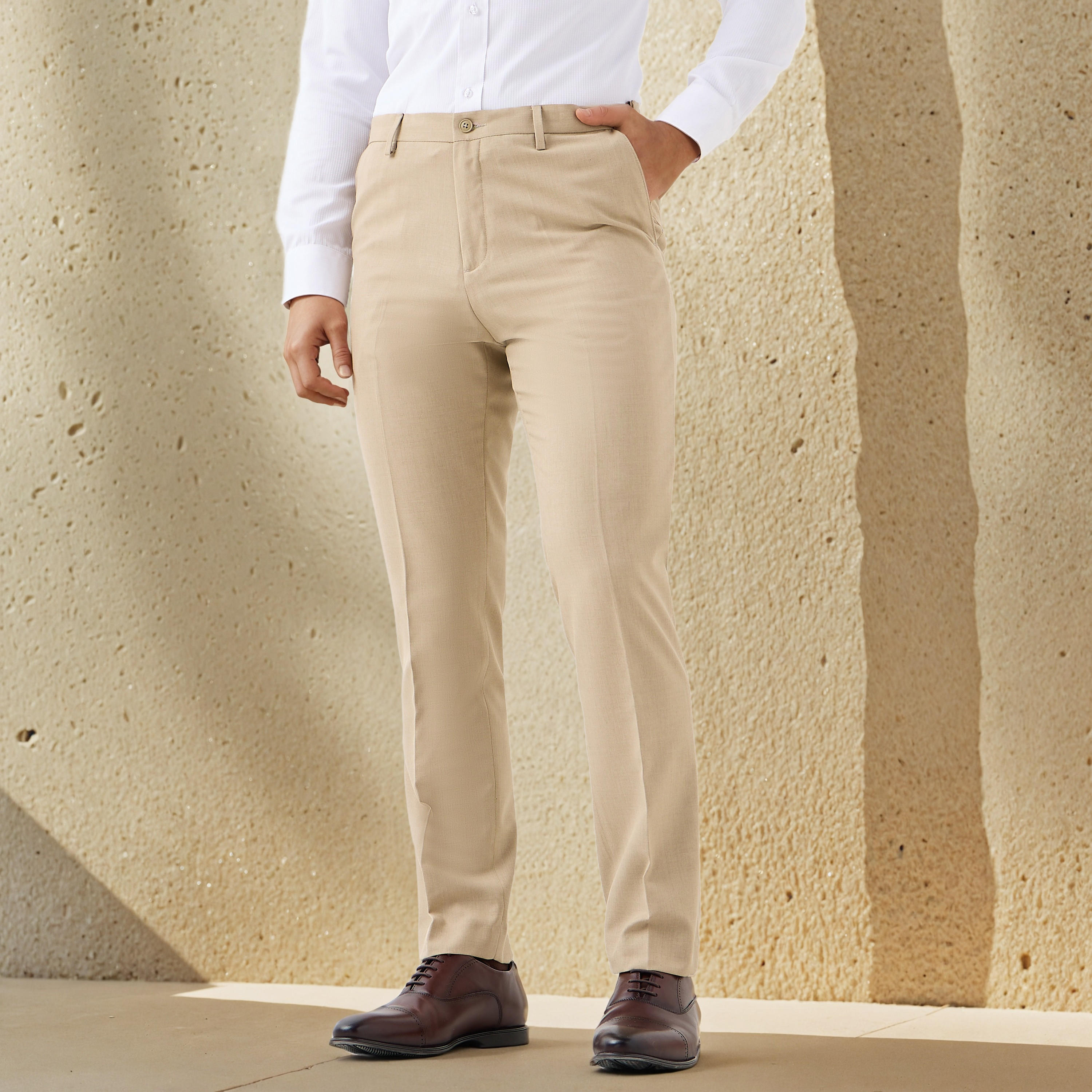 بنطلون بارز الملمس بقصّة عادية وخصر مرن-men-clothing-bottoms-trousersandchinos-trousers-image-1