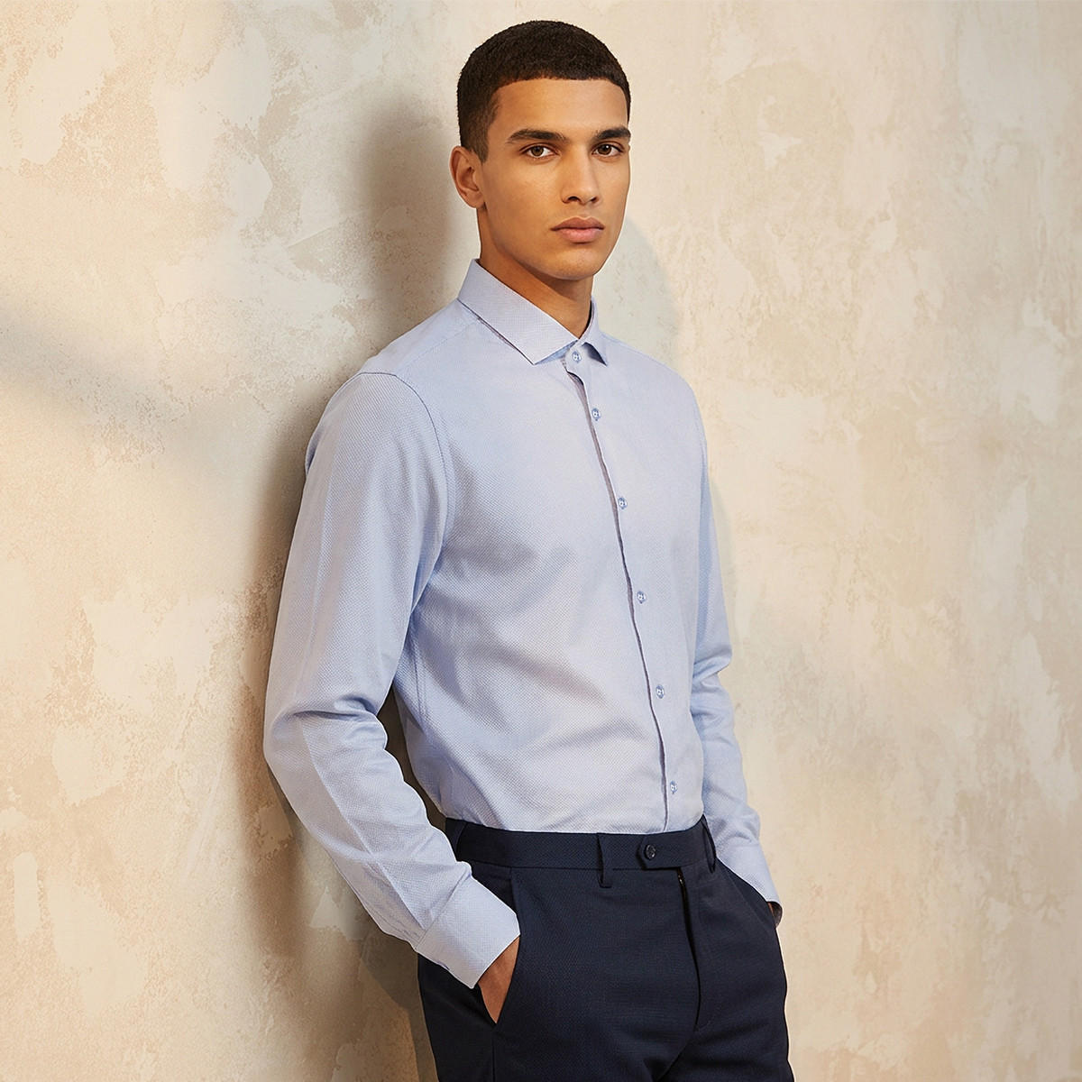 قميص بارز الملمس بقصة عادية وأكمام طويلة-men-clothing-shirts-image-1