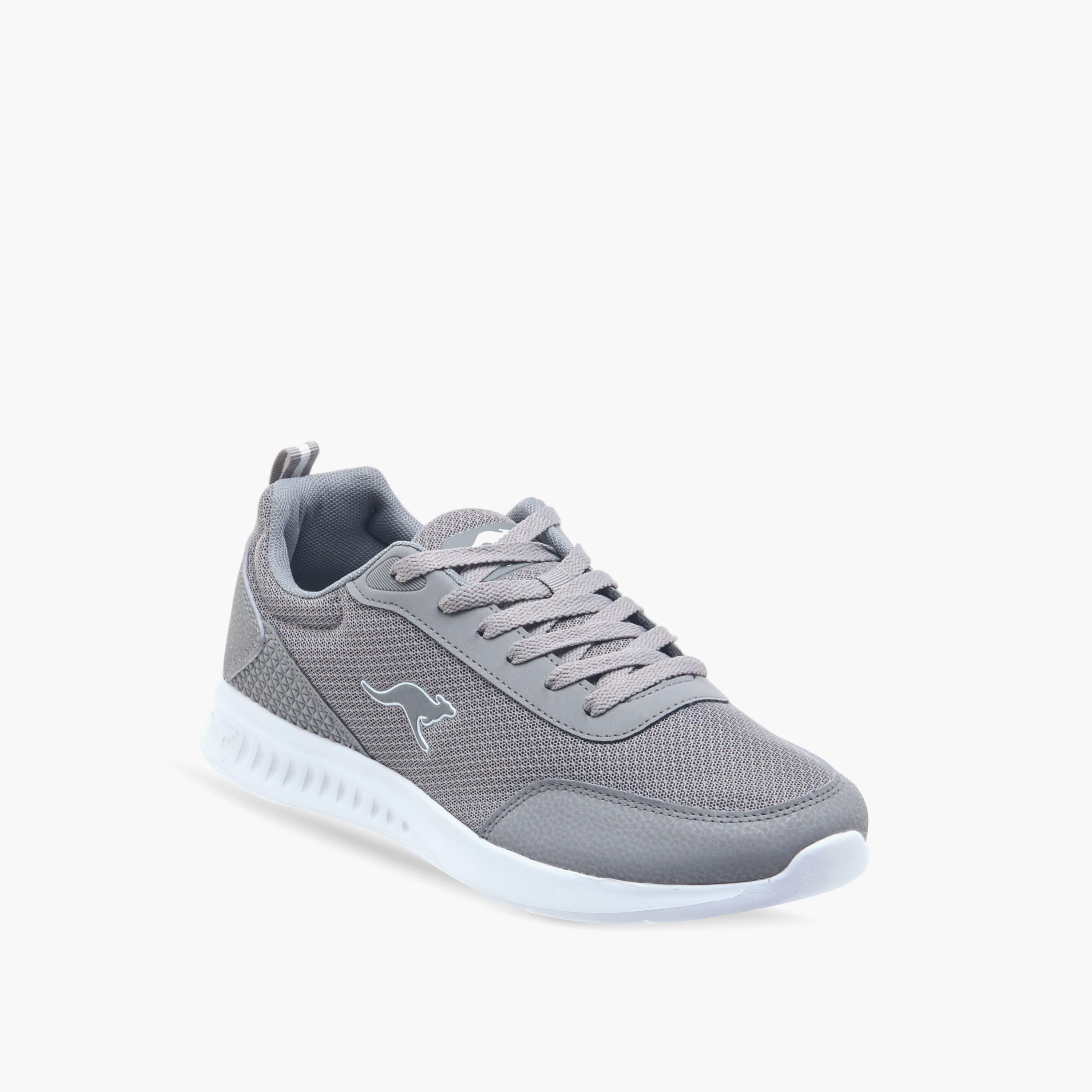 حذاء رياضي برباط إغلاق وشعار للرجال من كانجاروز-sports-men-shoes-image-2