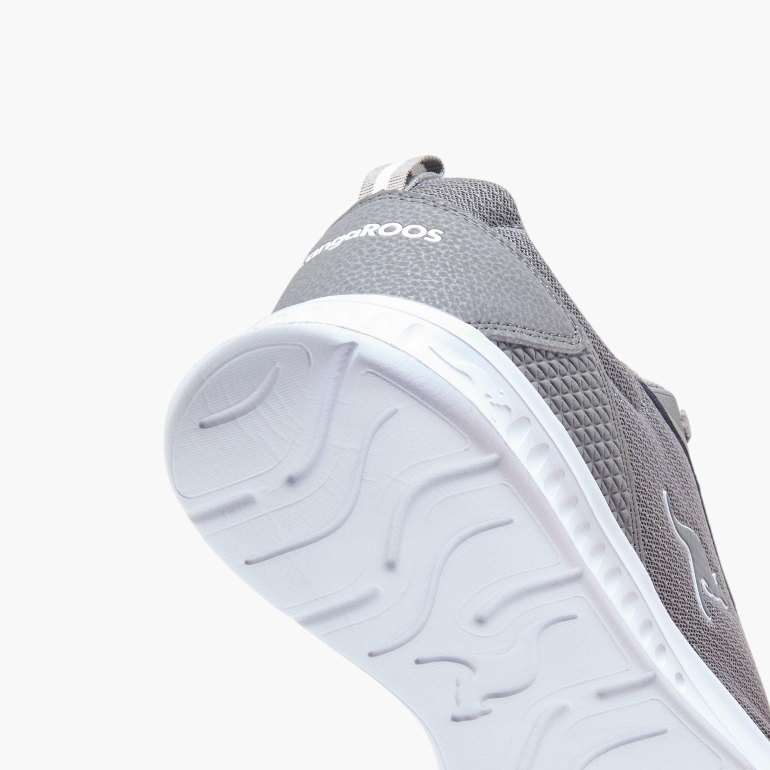 حذاء رياضي برباط إغلاق وشعار للرجال من كانجاروز-sports-men-shoes-image-5