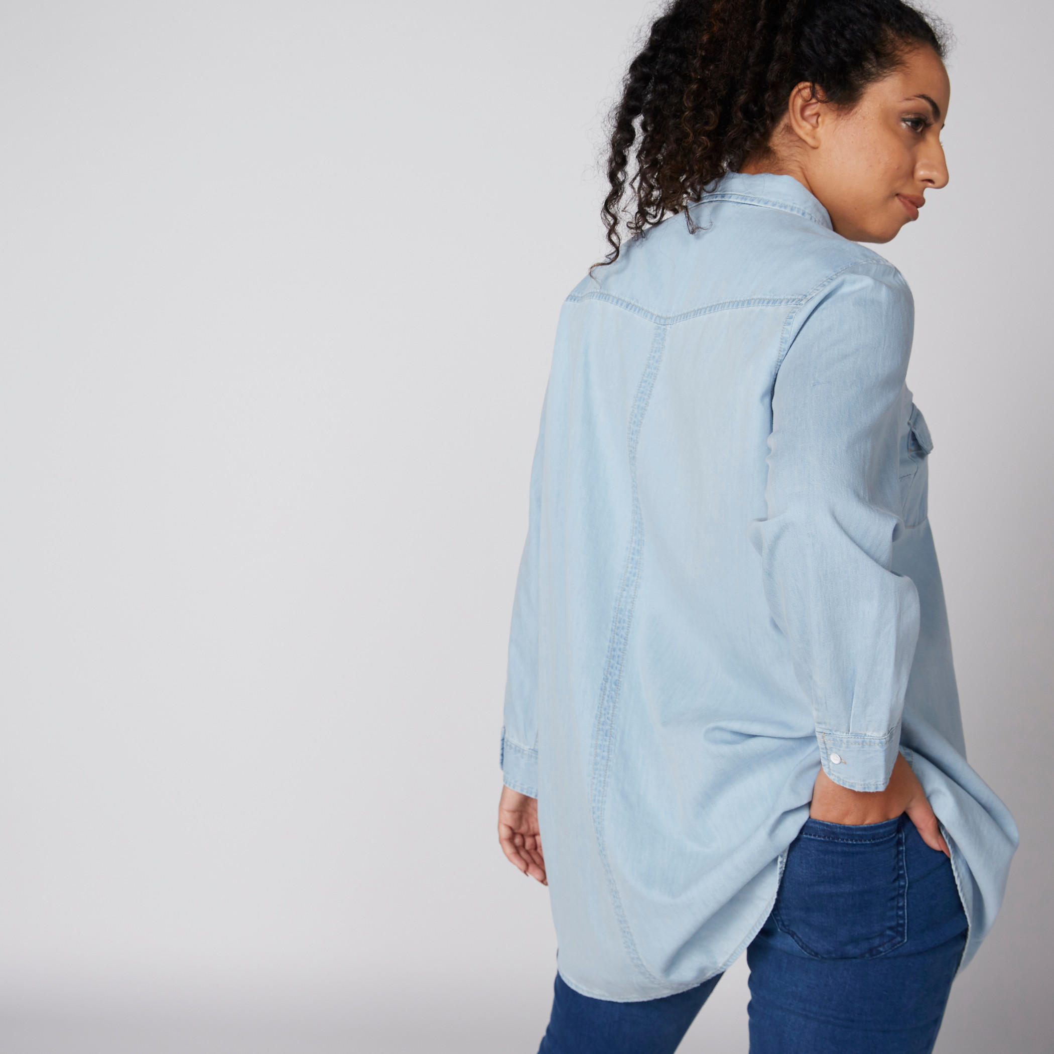 قميص طويل من الدنيم بأكمام طويلة وأزرار-women-clothing-shirtsandblouses-blouses-image-2