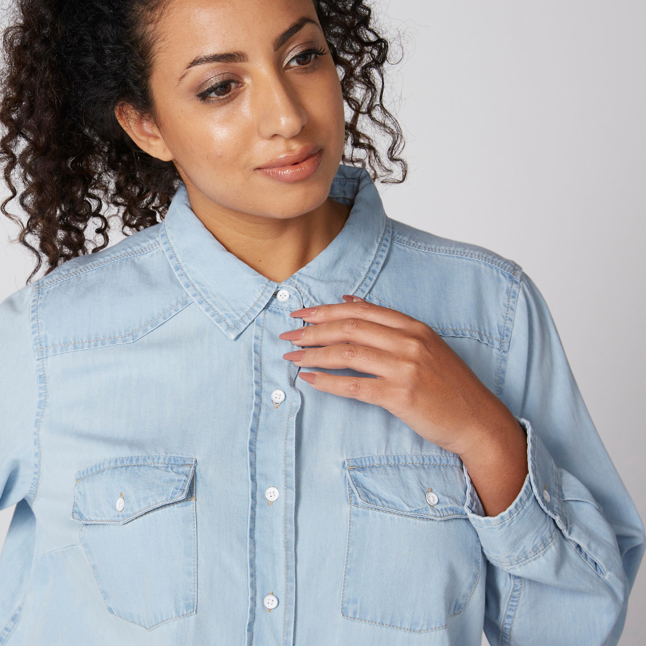 قميص طويل من الدنيم بأكمام طويلة وأزرار-women-clothing-shirtsandblouses-blouses-image-4