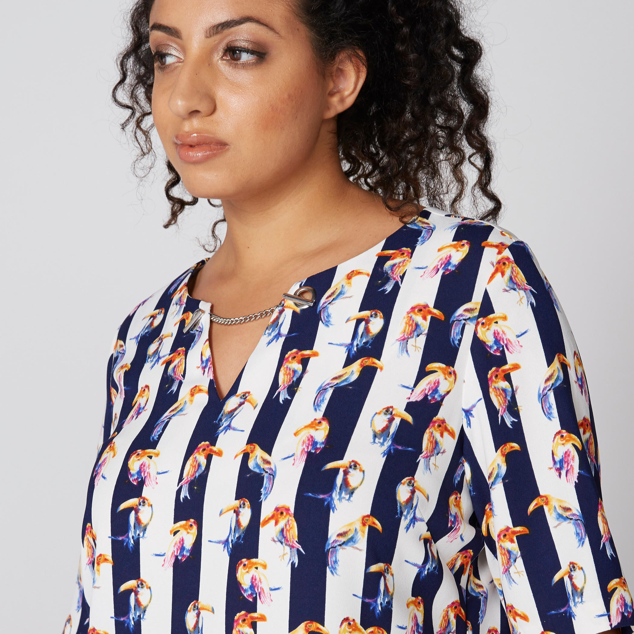 تونيك مقلّم بياقة V وتفاصيل سلسلة-women-clothing-shirtsandblouses-blouses-image-4