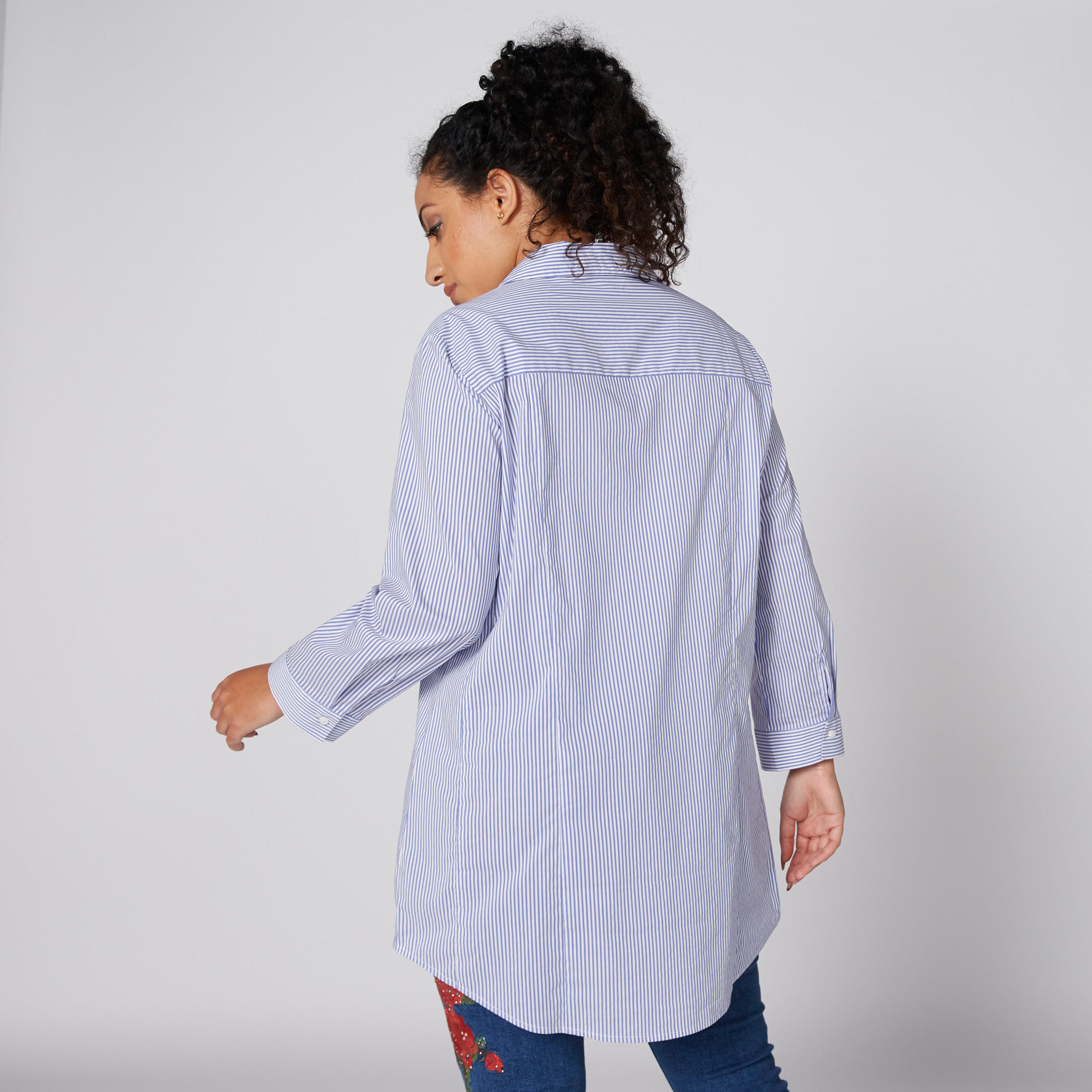 قميص مقلم بأكمام طويلة وحوّاف غير مستوية وأزرار-women-clothing-shirtsandblouses-blouses-image-2