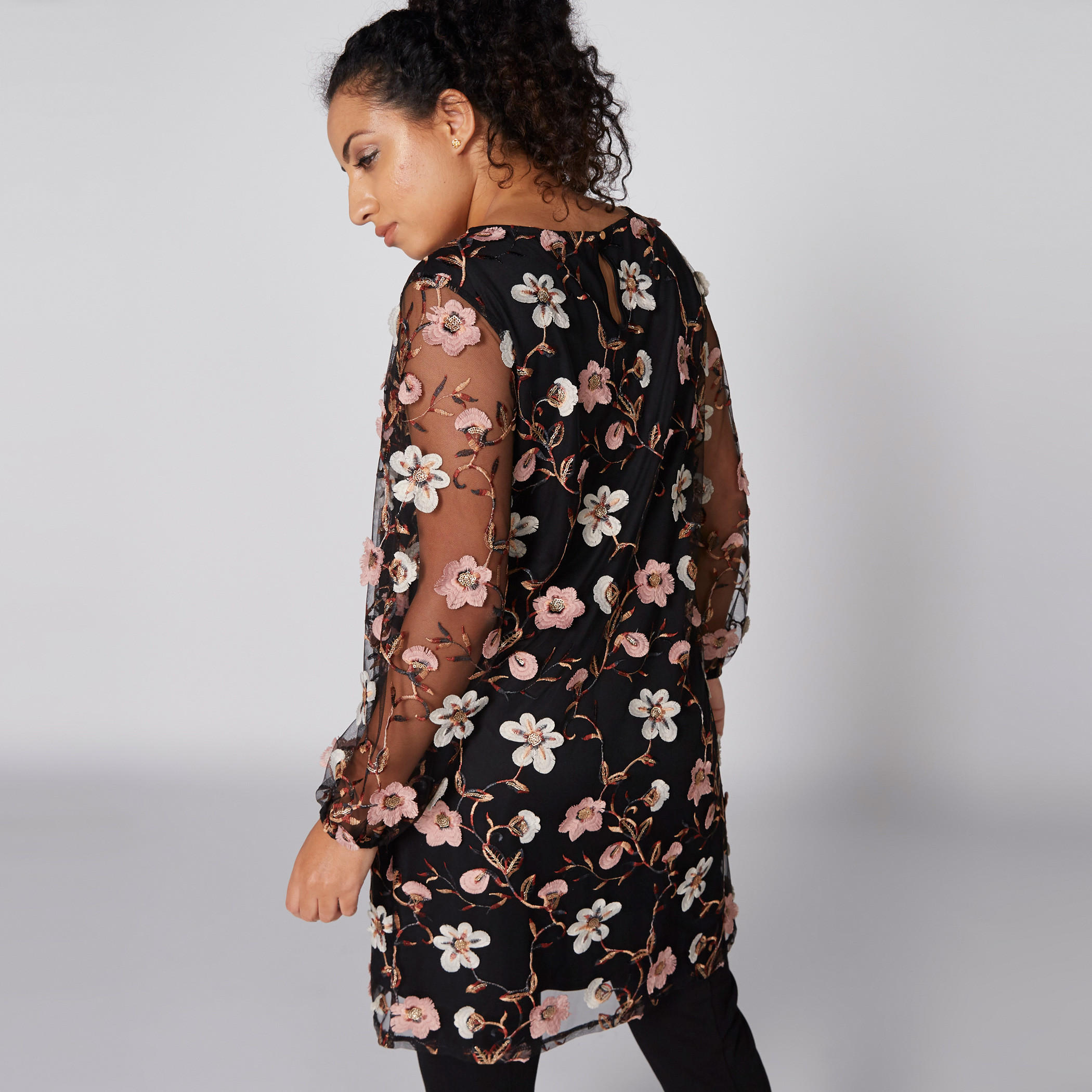 تونيك مطرّز بياقة قارب وأكمام طويلة-women-clothing-shirtsandblouses-blouses-image-2