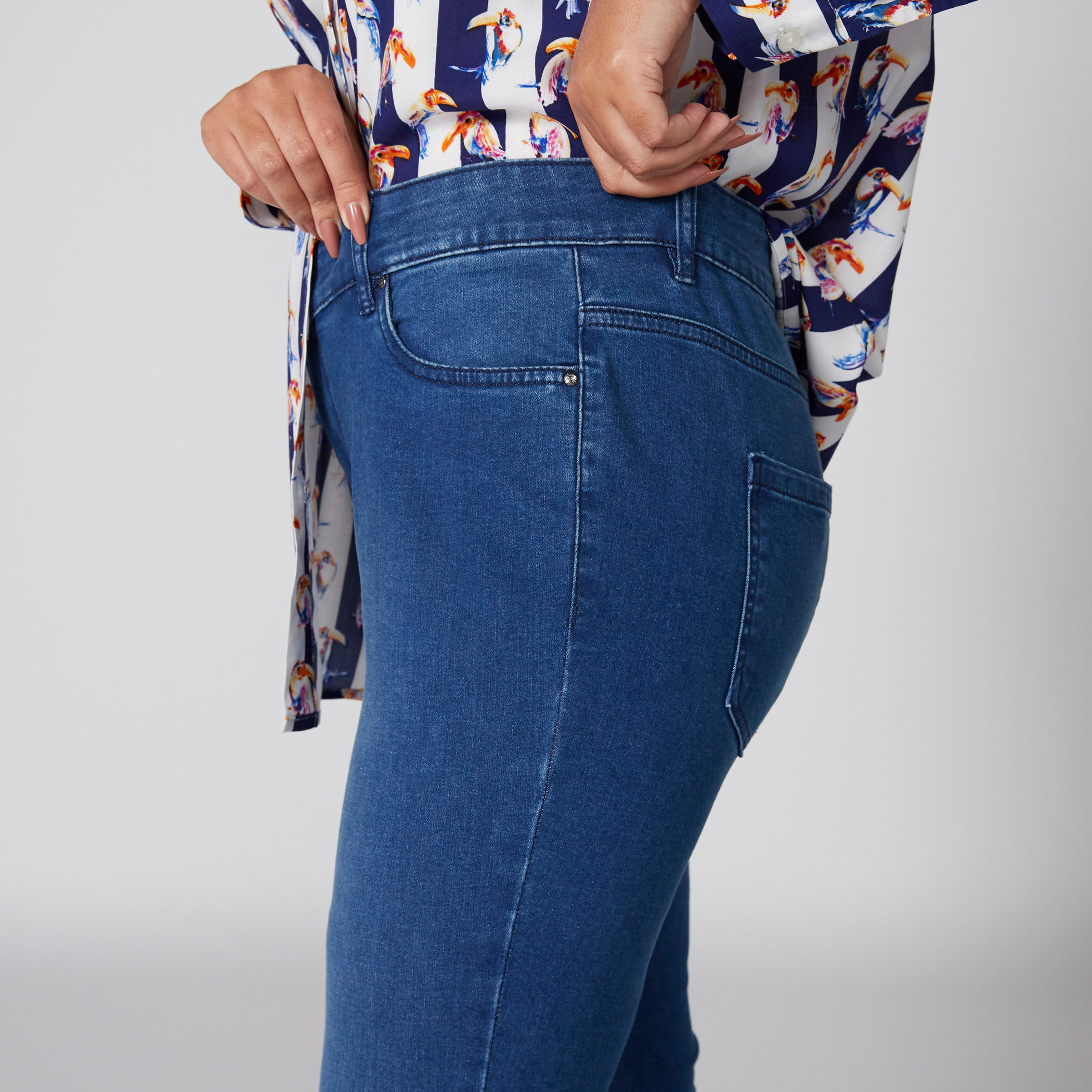 بنطال جينز طويل بجيوب-women-clothing-bottoms-jeans-image-4