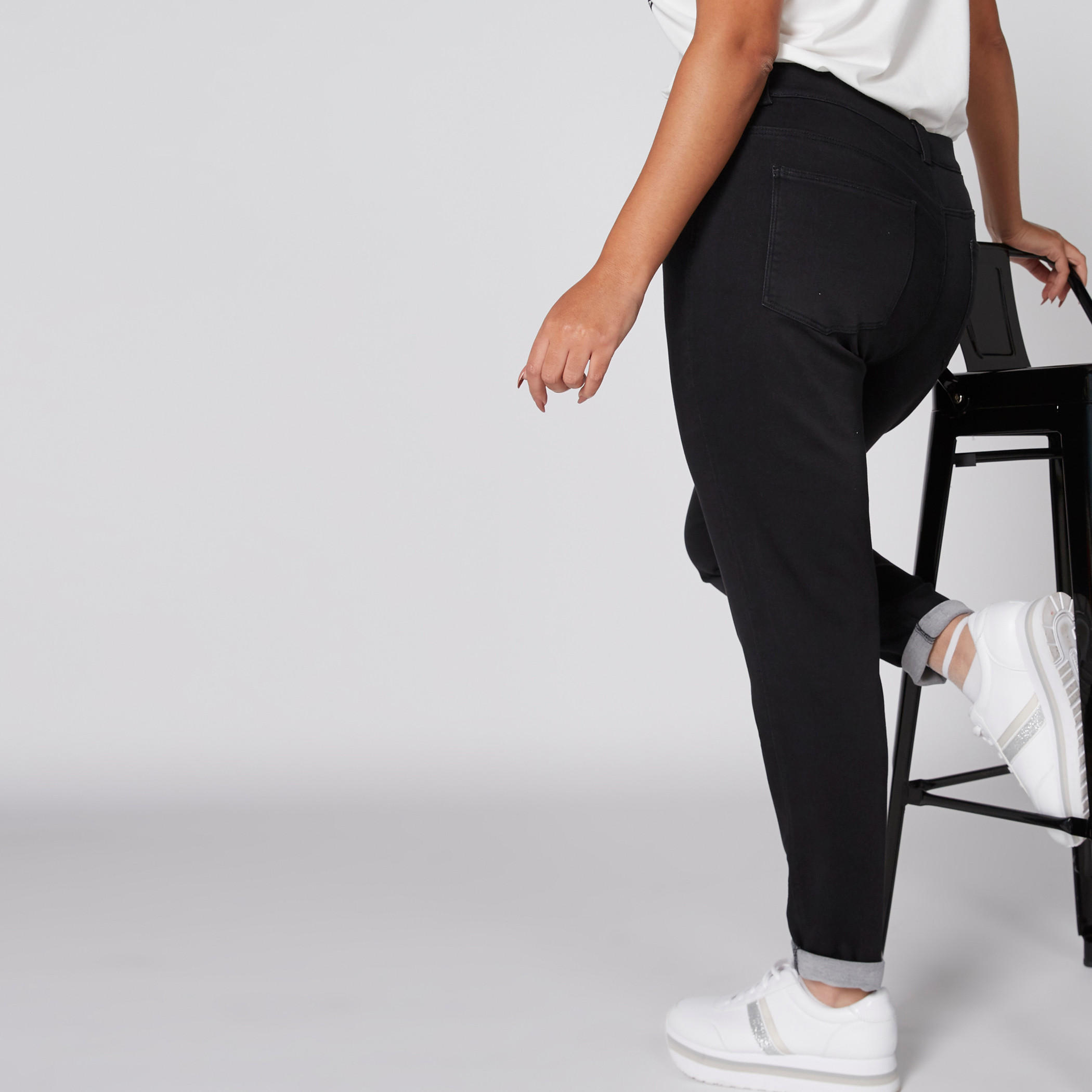 بنطال جينز طويل بزر إغلاق وجيوب-women-clothing-bottoms-jeans-image-2