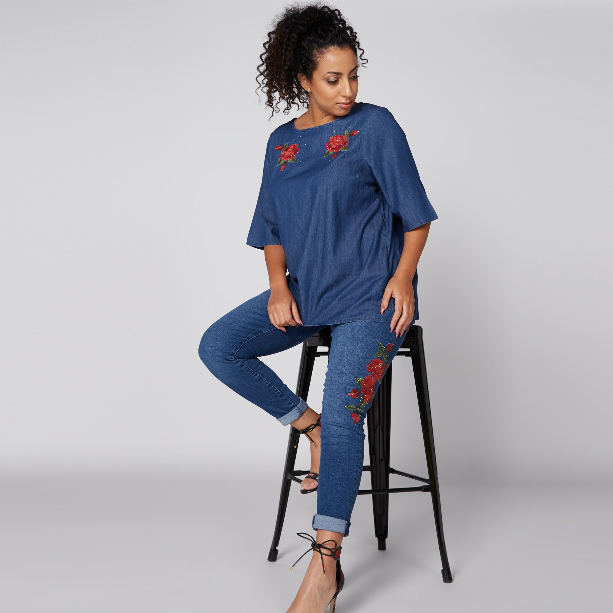 بلوزة مطرزة بياقة مستديرة وأكمام قصيرة-women-clothing-shirtsandblouses-blouses-image-1