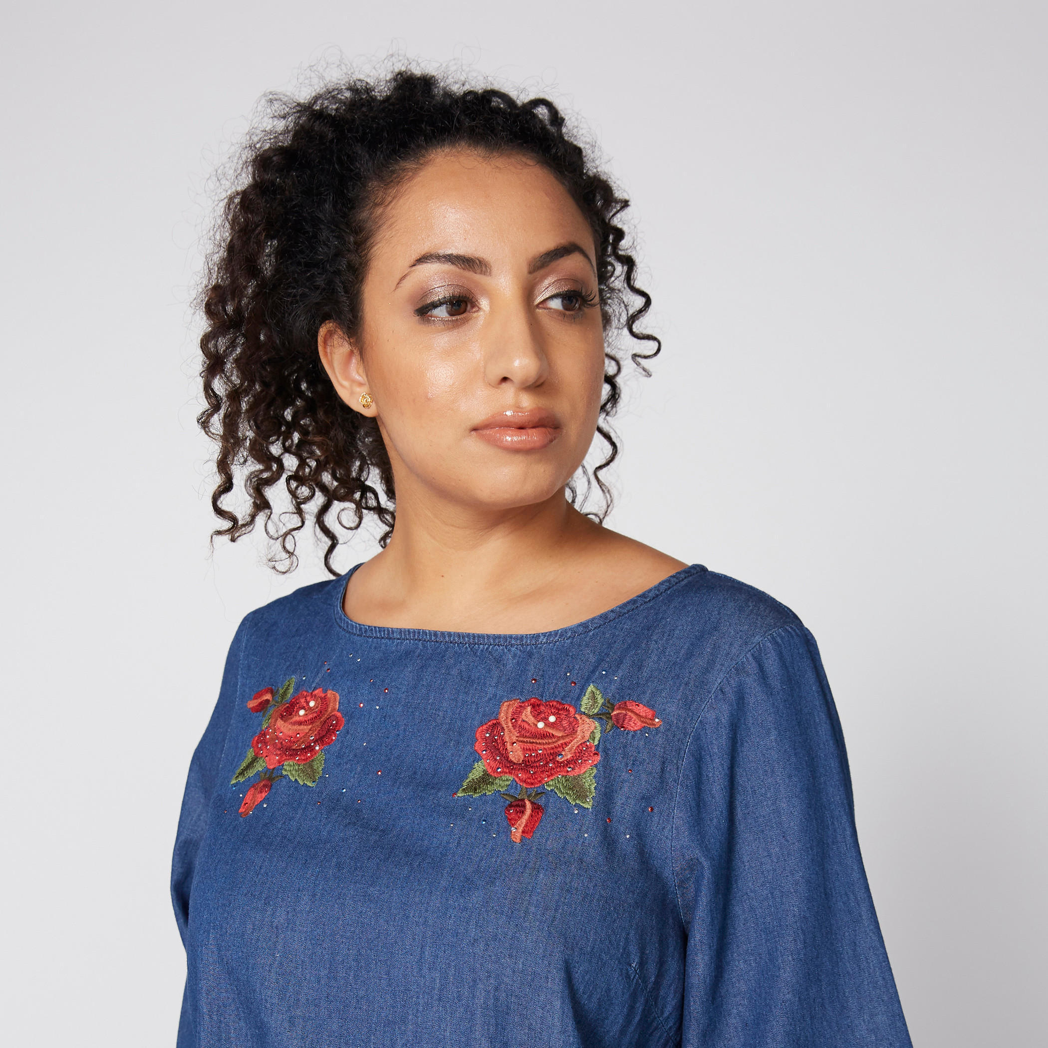 بلوزة مطرزة بياقة مستديرة وأكمام قصيرة-women-clothing-shirtsandblouses-blouses-image-4