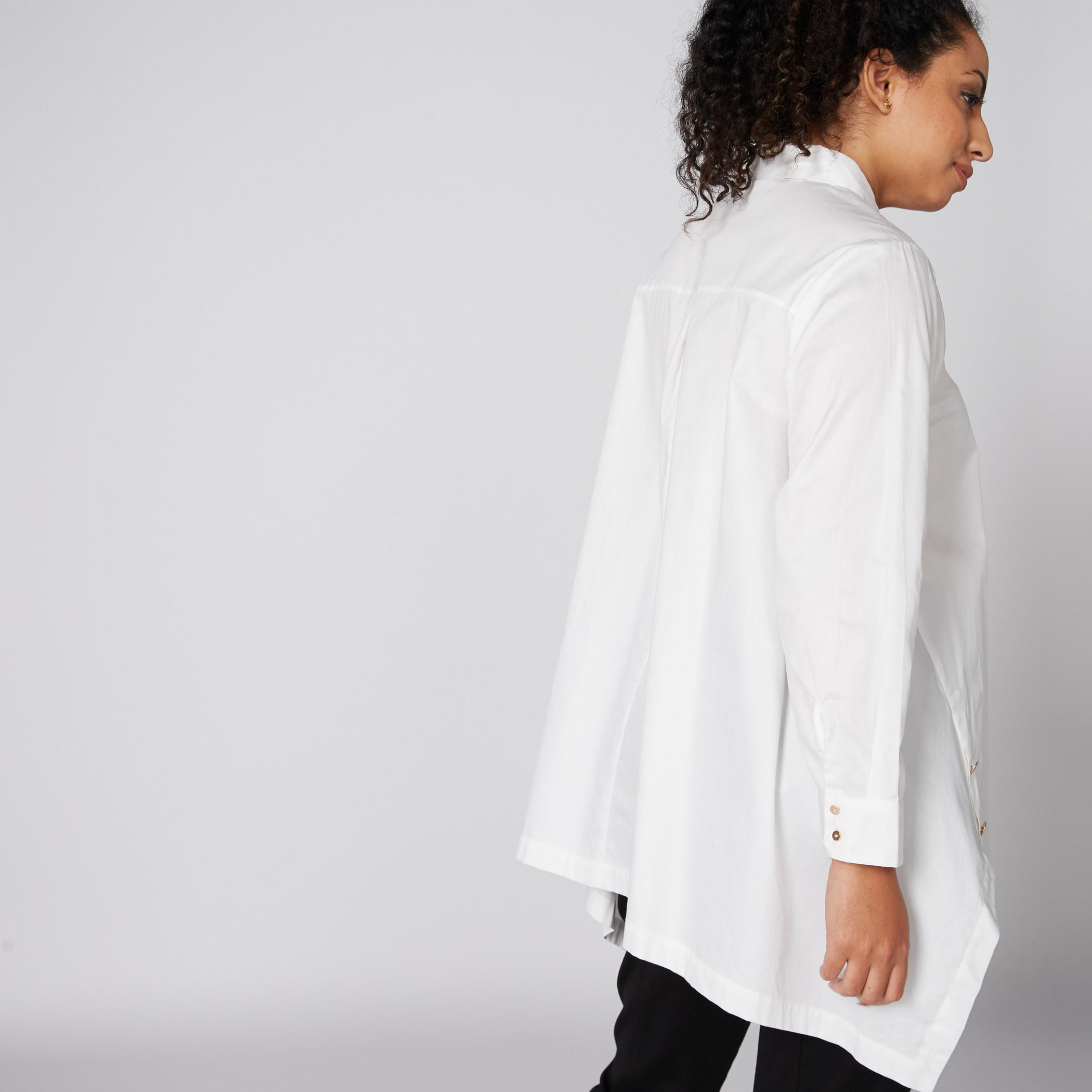 قميص بأكمام طويلة وحوّاف غير مستوية وأزرار-women-clothing-shirtsandblouses-blouses-image-2