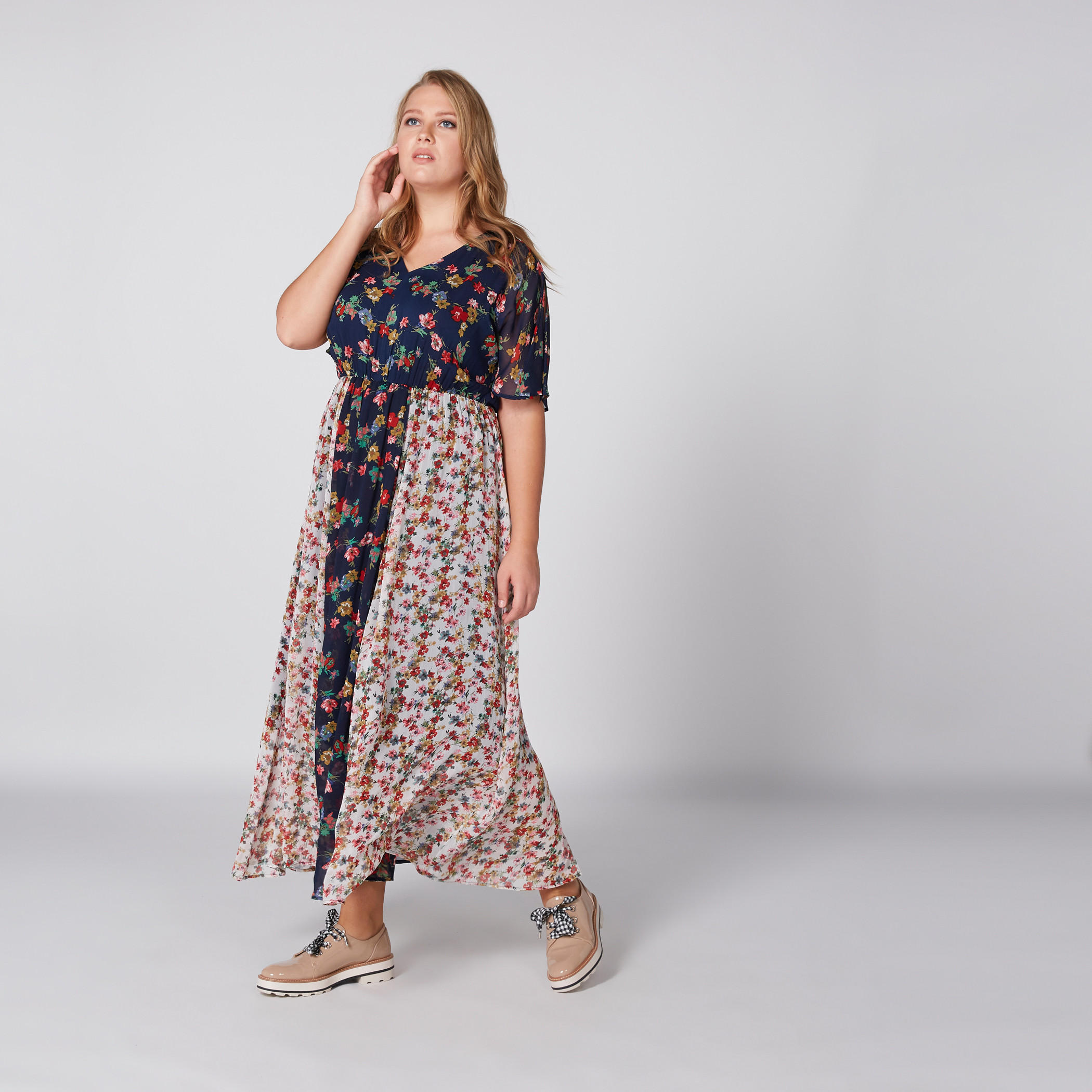 فستان طويل بطبعات أزهار بياقة V-women-clothing-dresses-image-1