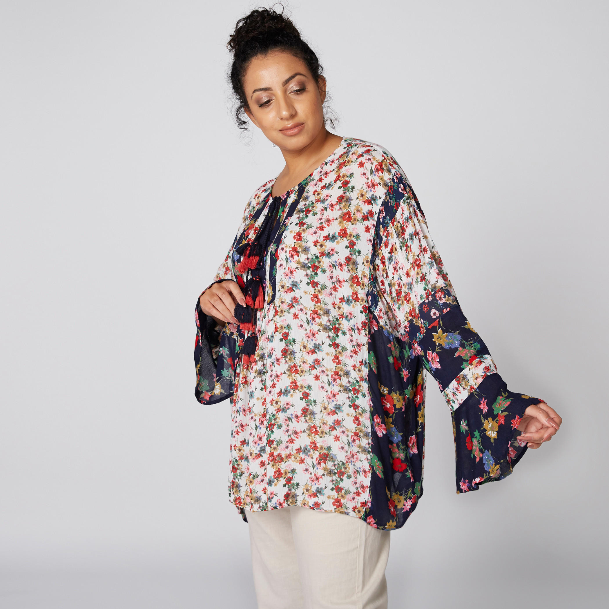 بلوزة بياقة مستديرة وأكمام طويلة وطبعات أزهار-women-clothing-shirtsandblouses-blouses-image-1