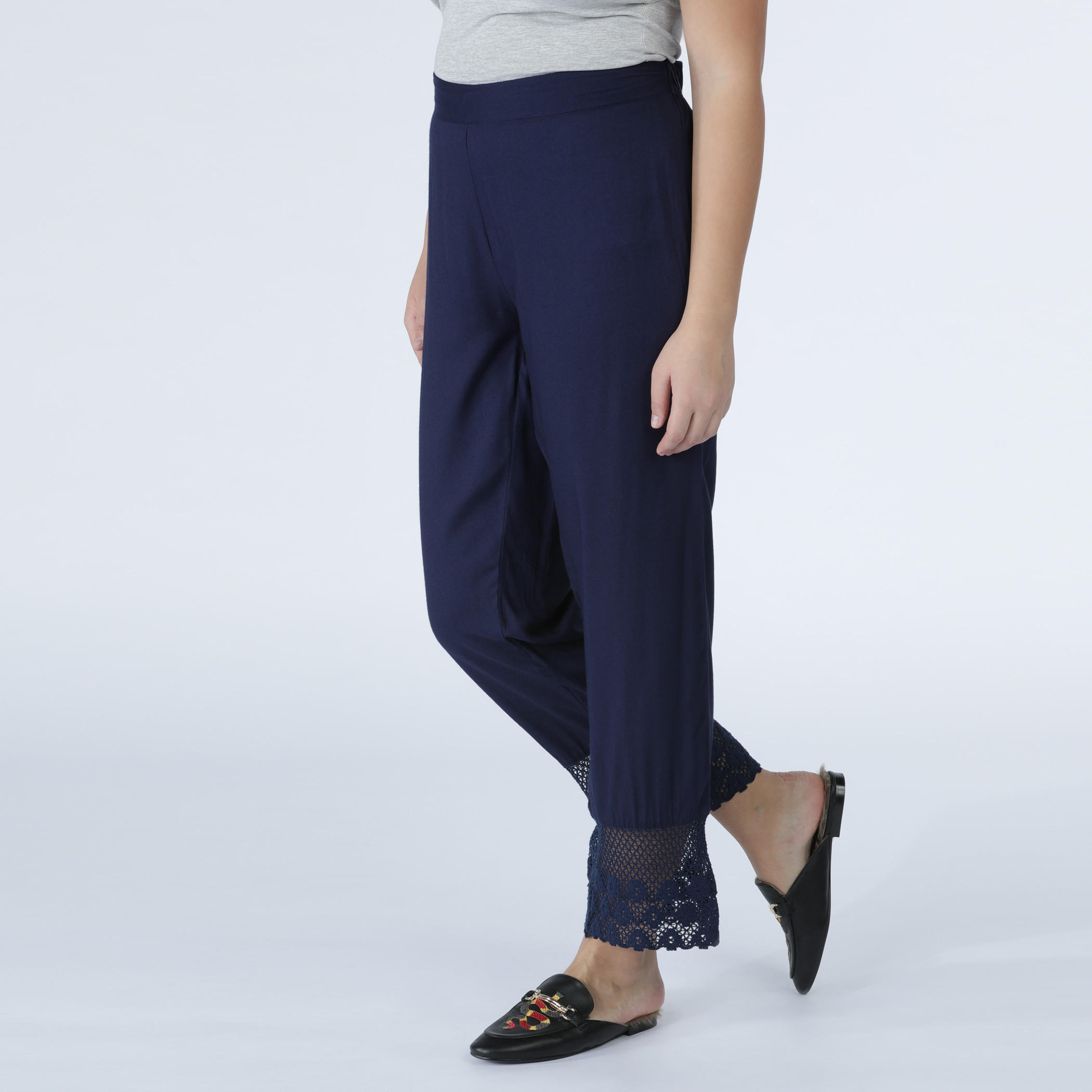 بنطال طويل بخصر مطّاطي وتفاصيل دانتيل-women-clothing-bottoms-trousers-image-3