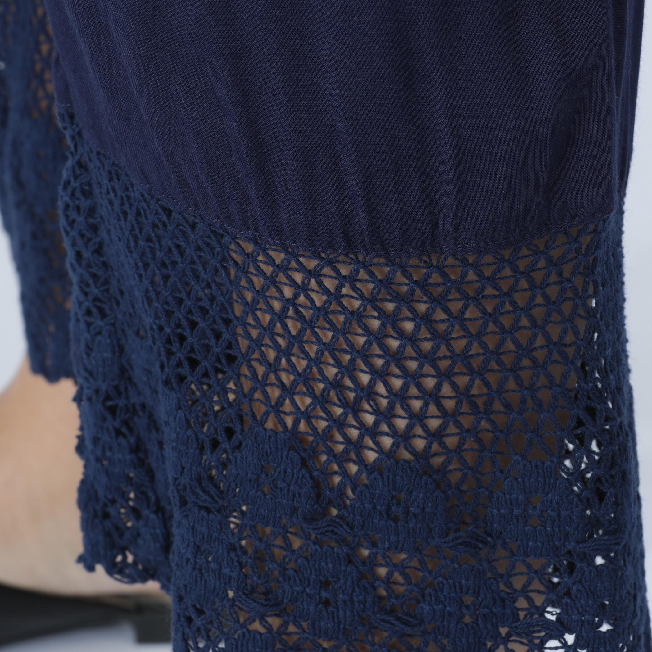 بنطال طويل بخصر مطّاطي وتفاصيل دانتيل-women-clothing-bottoms-trousers-image-4