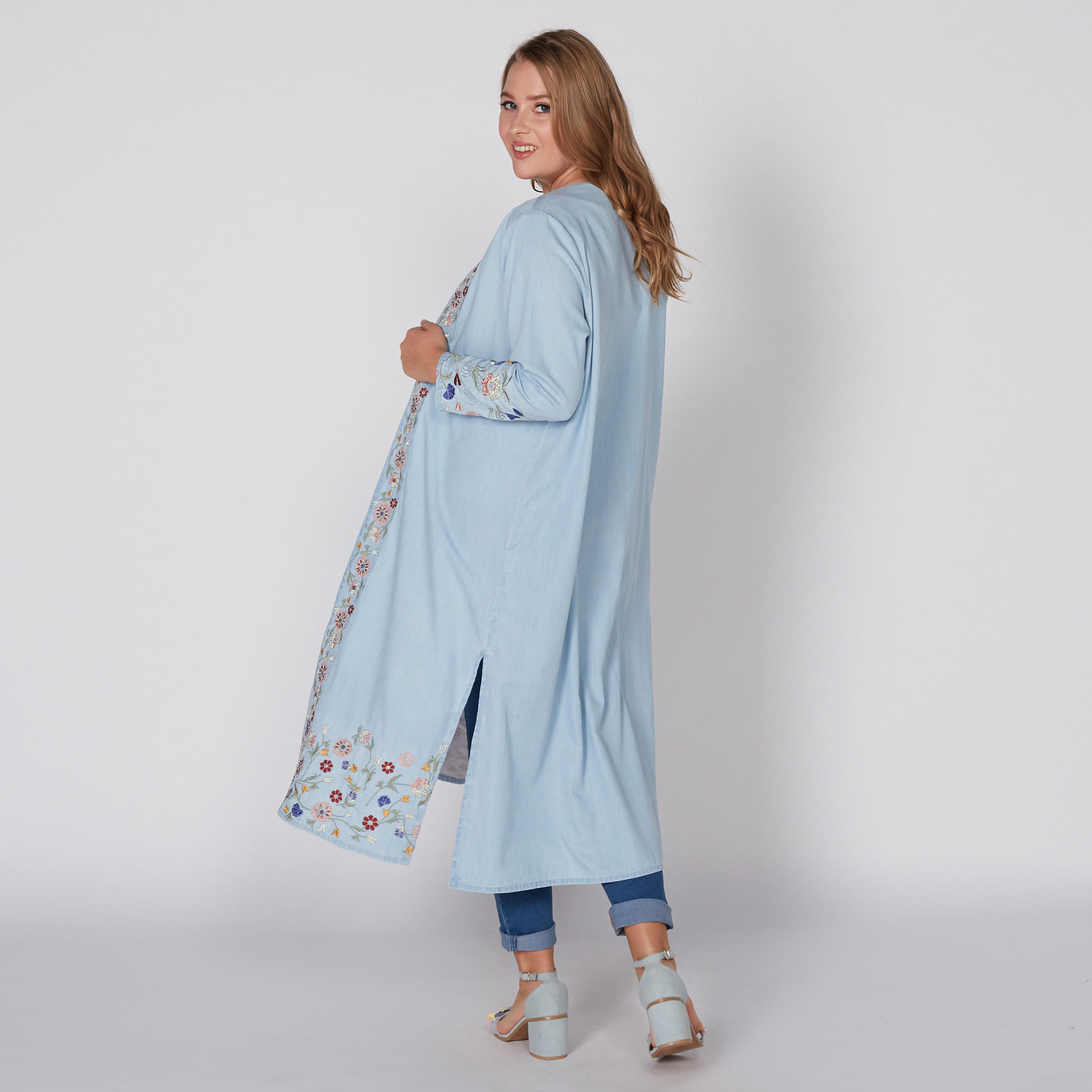 سترة طويلة من الدينم مطرّزة بأكمام طويلة-women-winterwear-cardigansandjumpers-cardigans-image-3