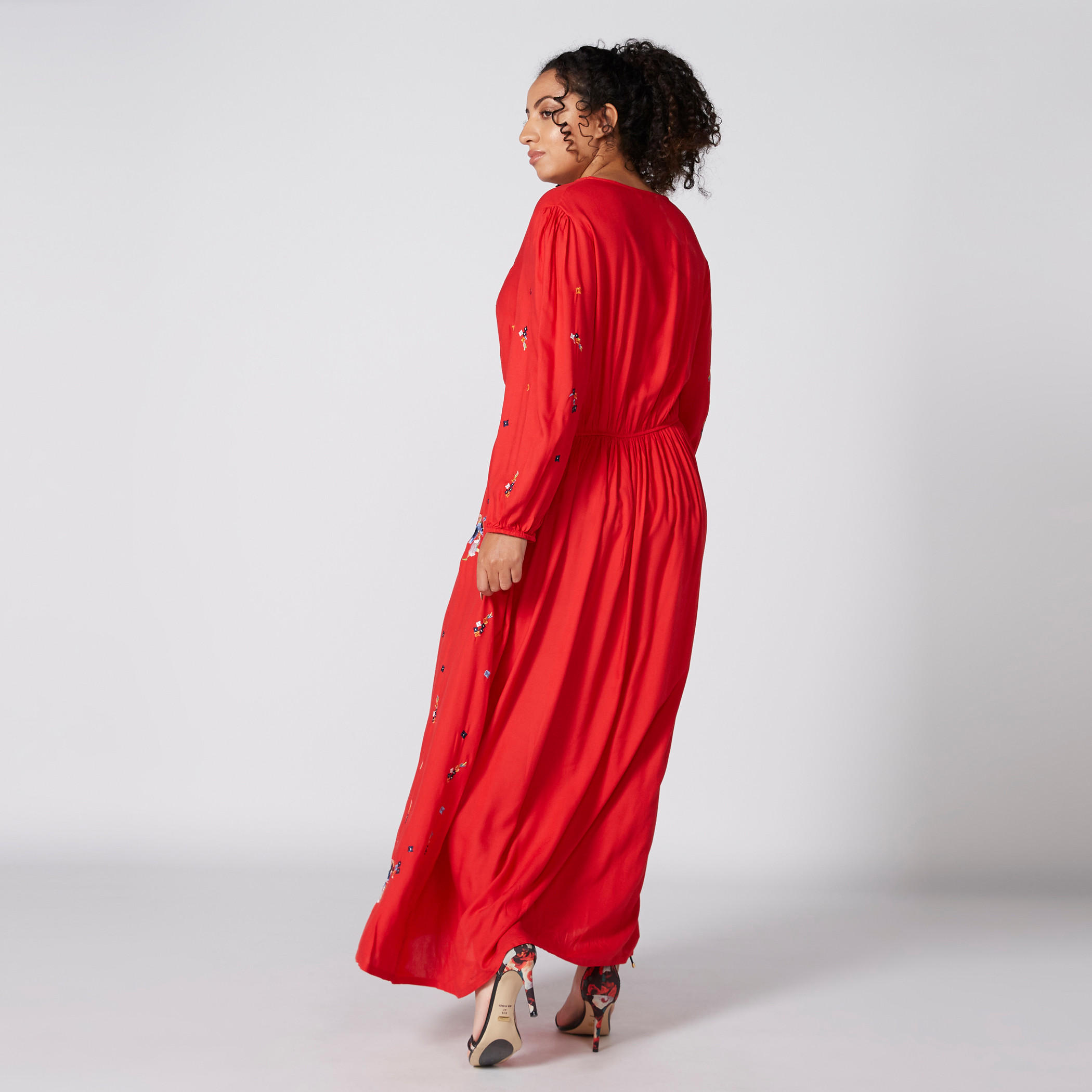 فستان طويل مطرّز بياقة V وأكمام طويلة-women-clothing-dresses-image-2