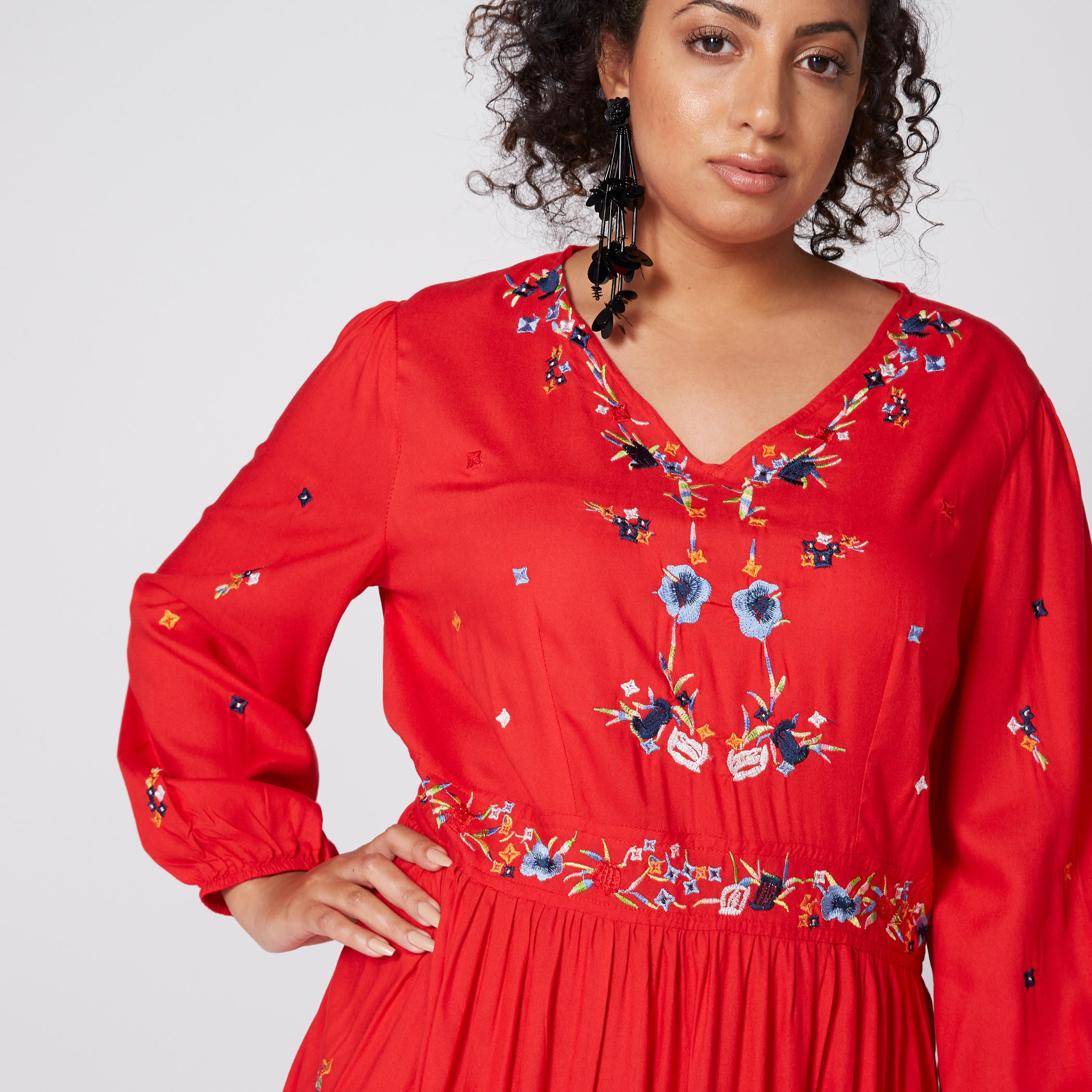 فستان طويل مطرّز بياقة V وأكمام طويلة-women-clothing-dresses-image-3