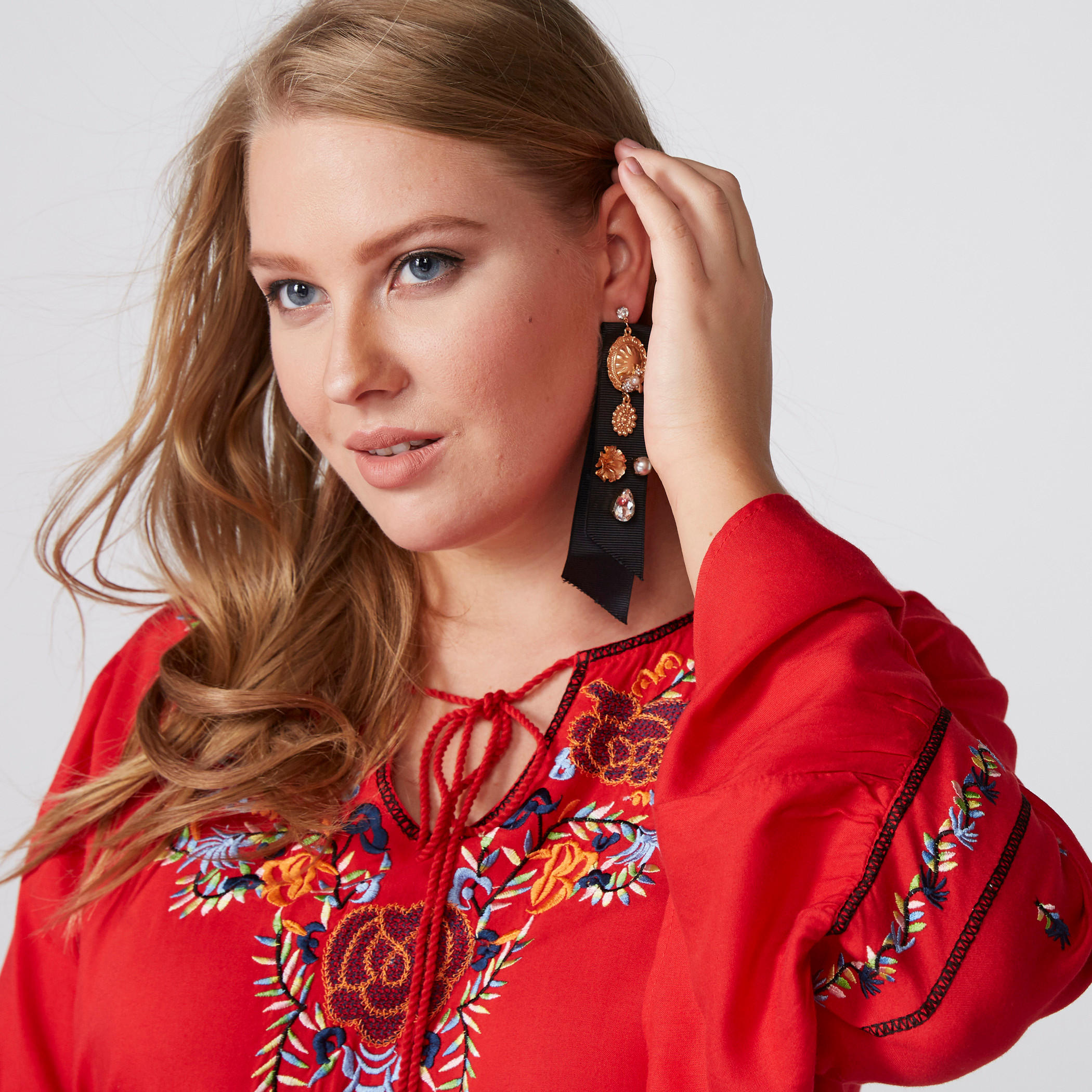 بلوزة مطرزة بأكمام واسعة ورباط-women-clothing-shirtsandblouses-blouses-image-5