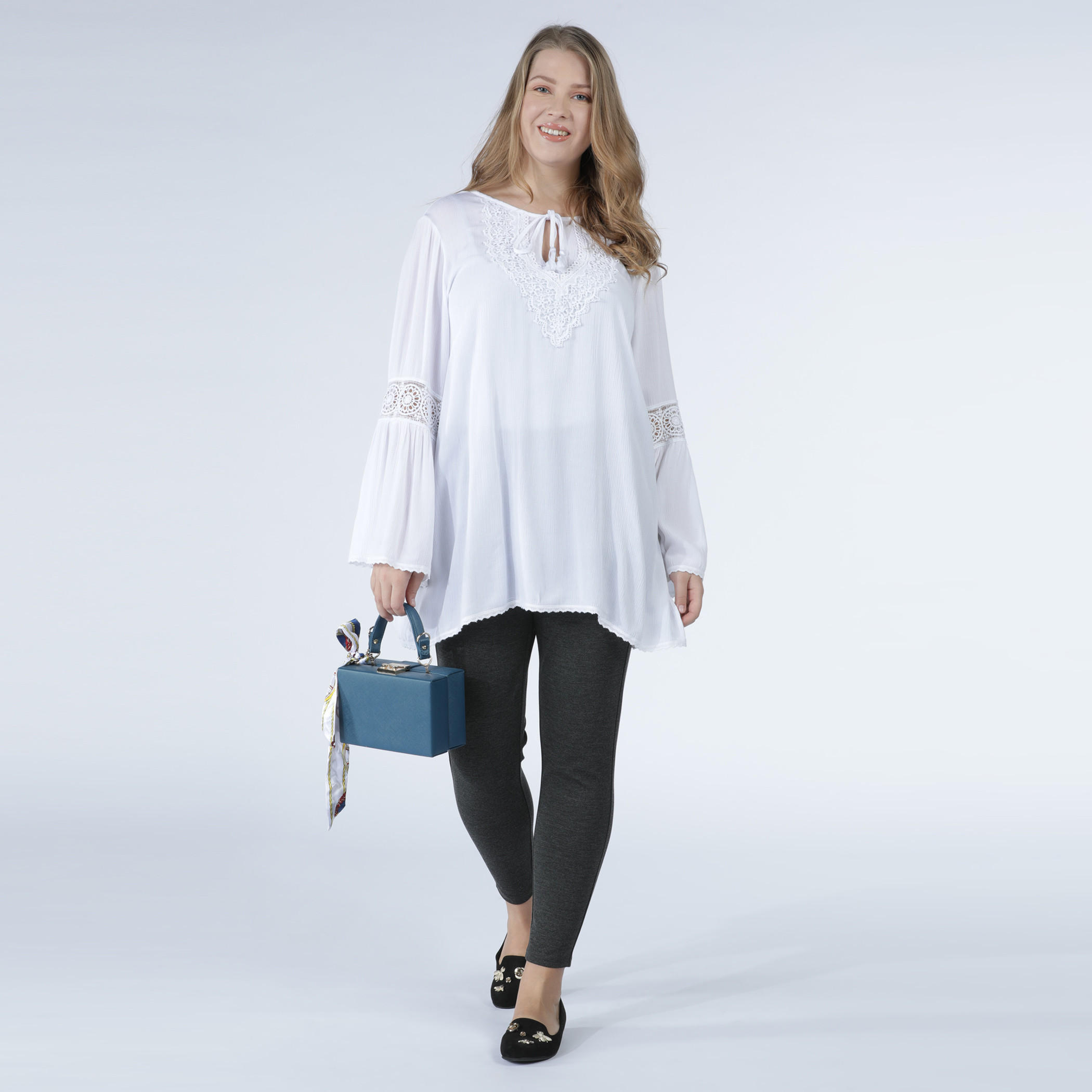 بلوزة بياقة مستديرة وأكمام عريضة-women-clothing-shirtsandblouses-blouses-image-1