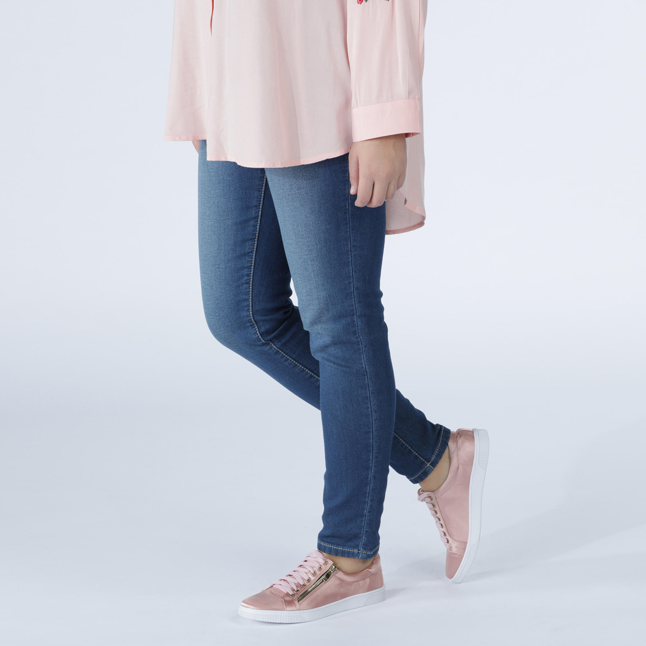 بنطال جينز طويل بجيوب-women-clothing-bottoms-jeans-image-3