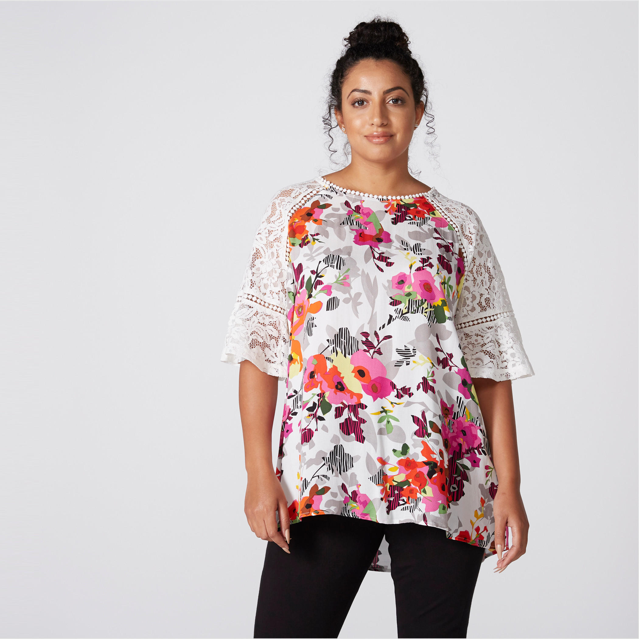 بلوزة بياقة مستديرة وأكمام مغايرة وتفاصيل دانتيل وطبعات-women-clothing-shirtsandblouses-blouses-image-1
