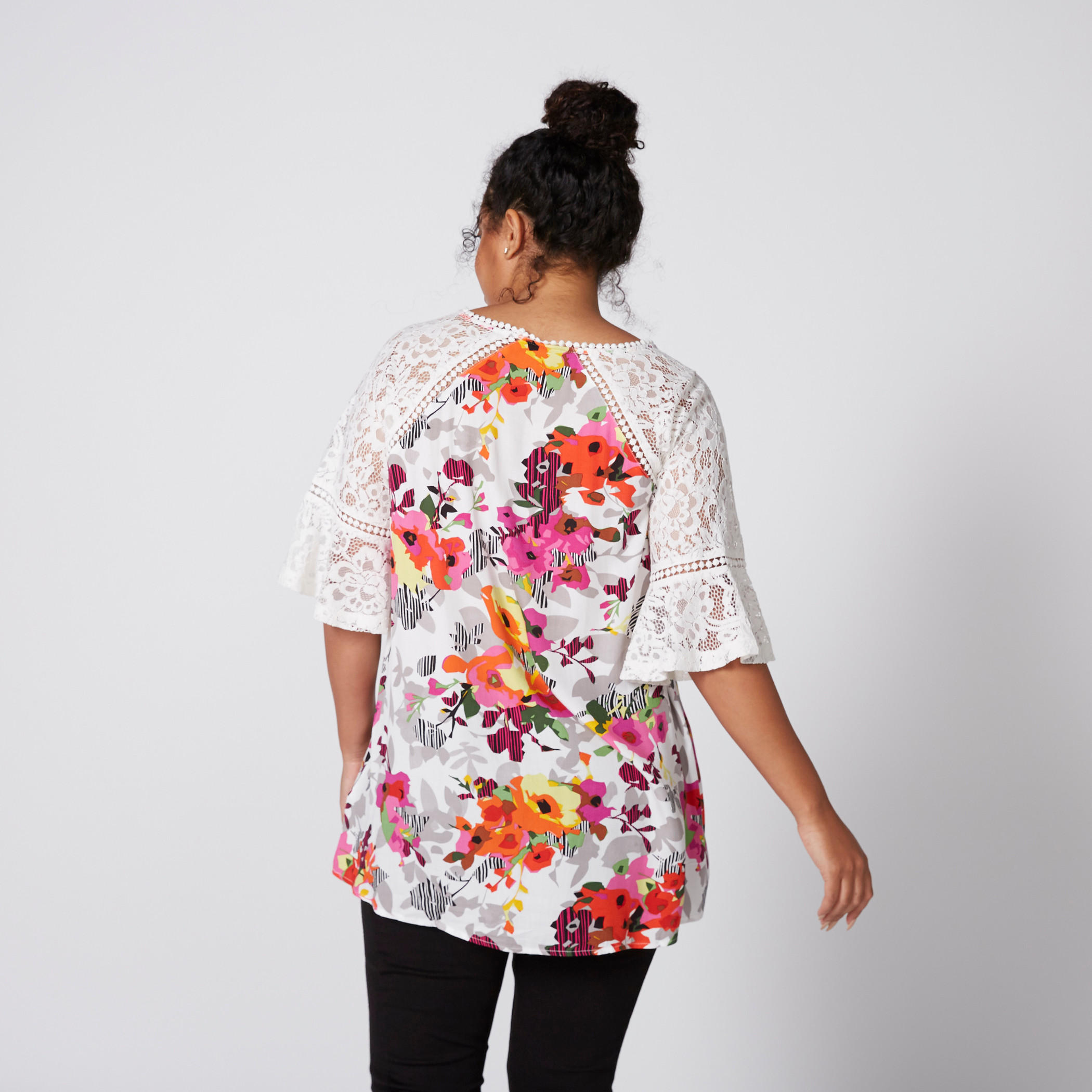 بلوزة بياقة مستديرة وأكمام مغايرة وتفاصيل دانتيل وطبعات-women-clothing-shirtsandblouses-blouses-image-2
