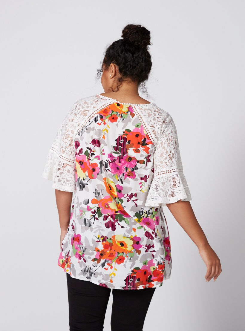 بلوزة بياقة مستديرة وأكمام مغايرة وتفاصيل دانتيل وطبعات-women-clothing-shirtsandblouses-blouses-image-2
