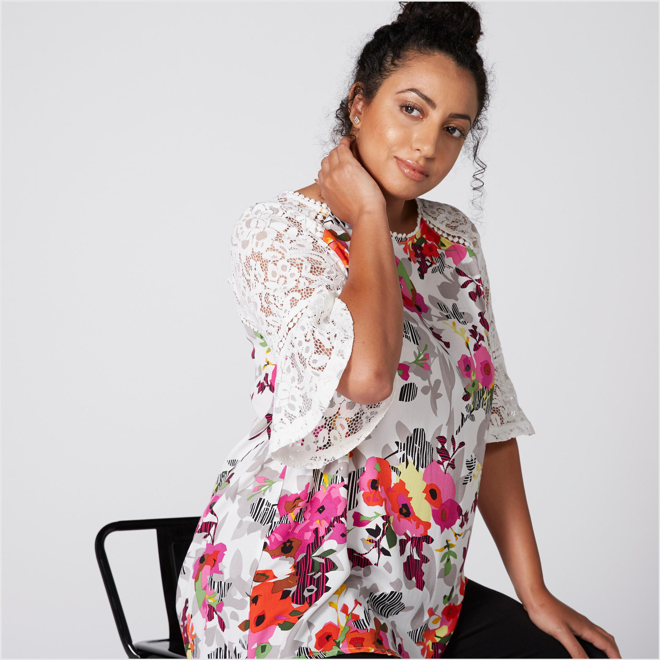 بلوزة بياقة مستديرة وأكمام مغايرة وتفاصيل دانتيل وطبعات-women-clothing-shirtsandblouses-blouses-image-3