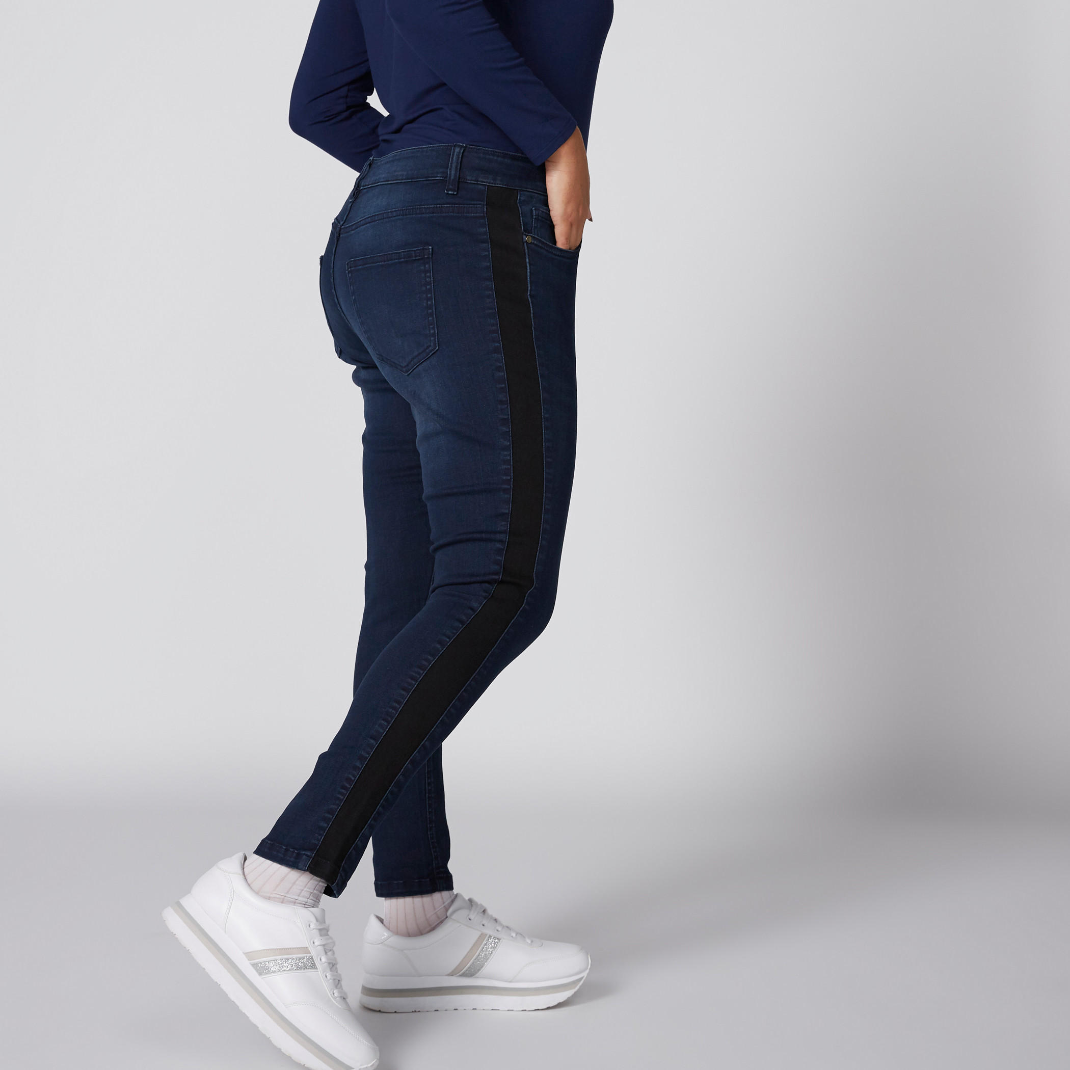 بنطال جينز طويل بزر إغلاق وجيوب-women-clothing-bottoms-jeans-image-1