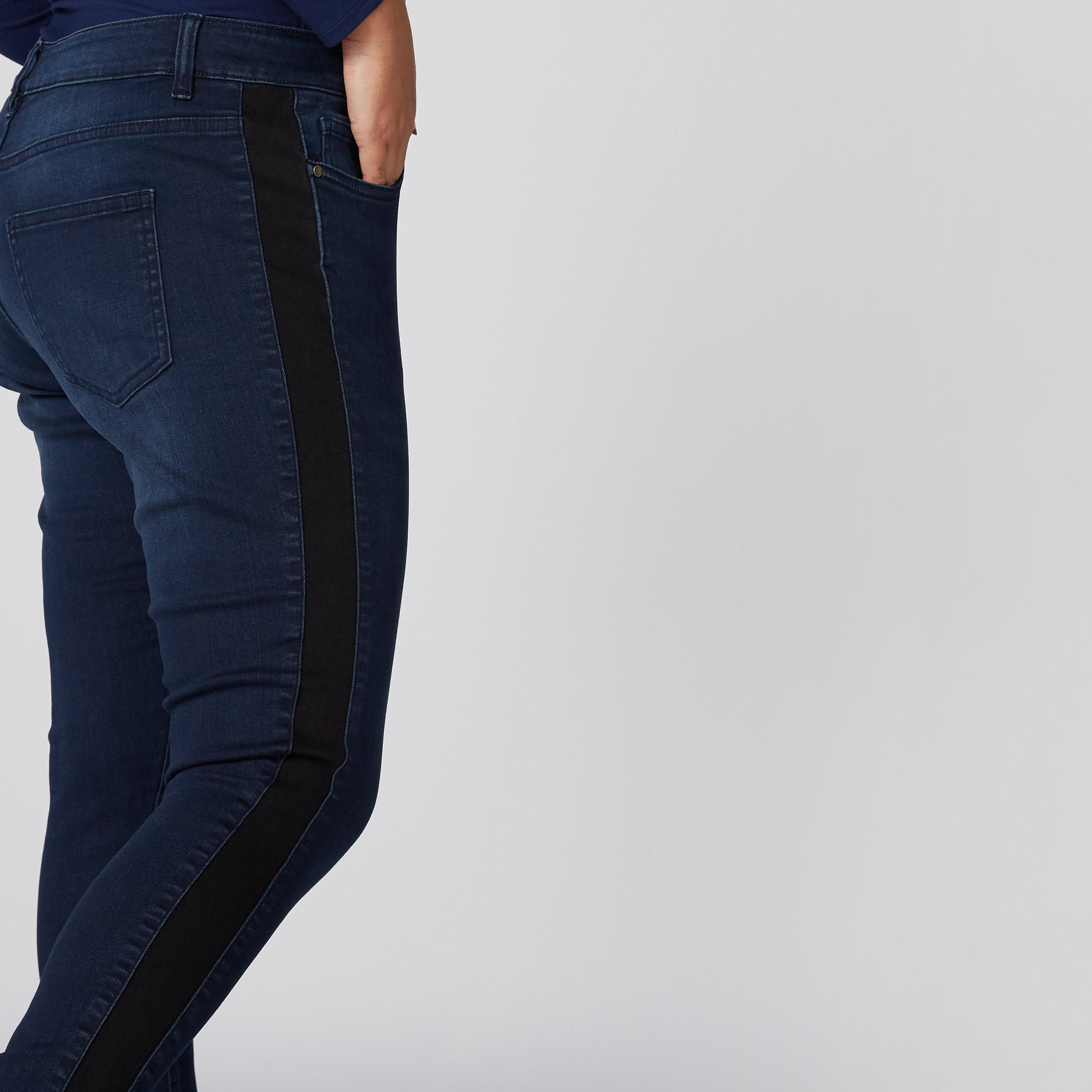 بنطال جينز طويل بزر إغلاق وجيوب-women-clothing-bottoms-jeans-image-4
