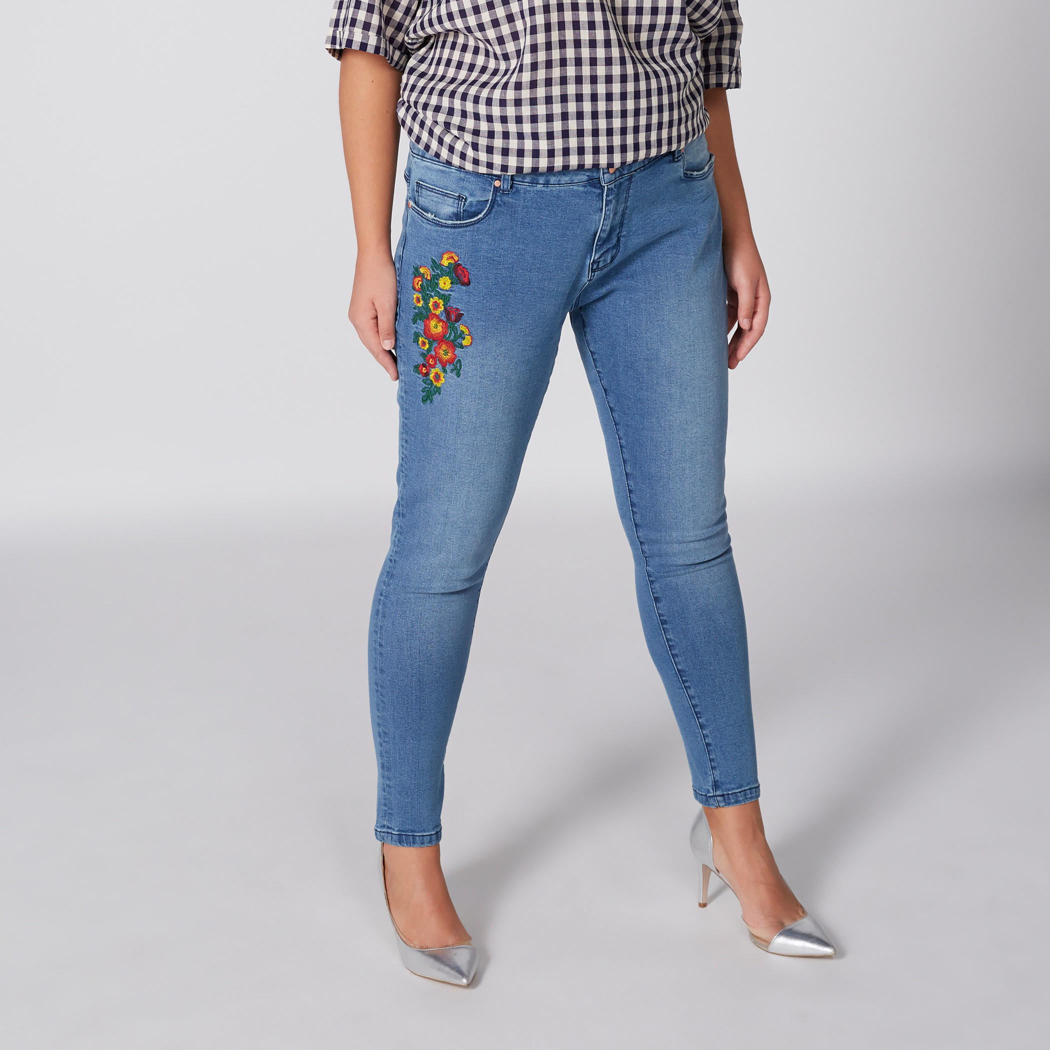 بنطال جينز طويل بزر وجيوب-women-clothing-bottoms-jeans-image-1
