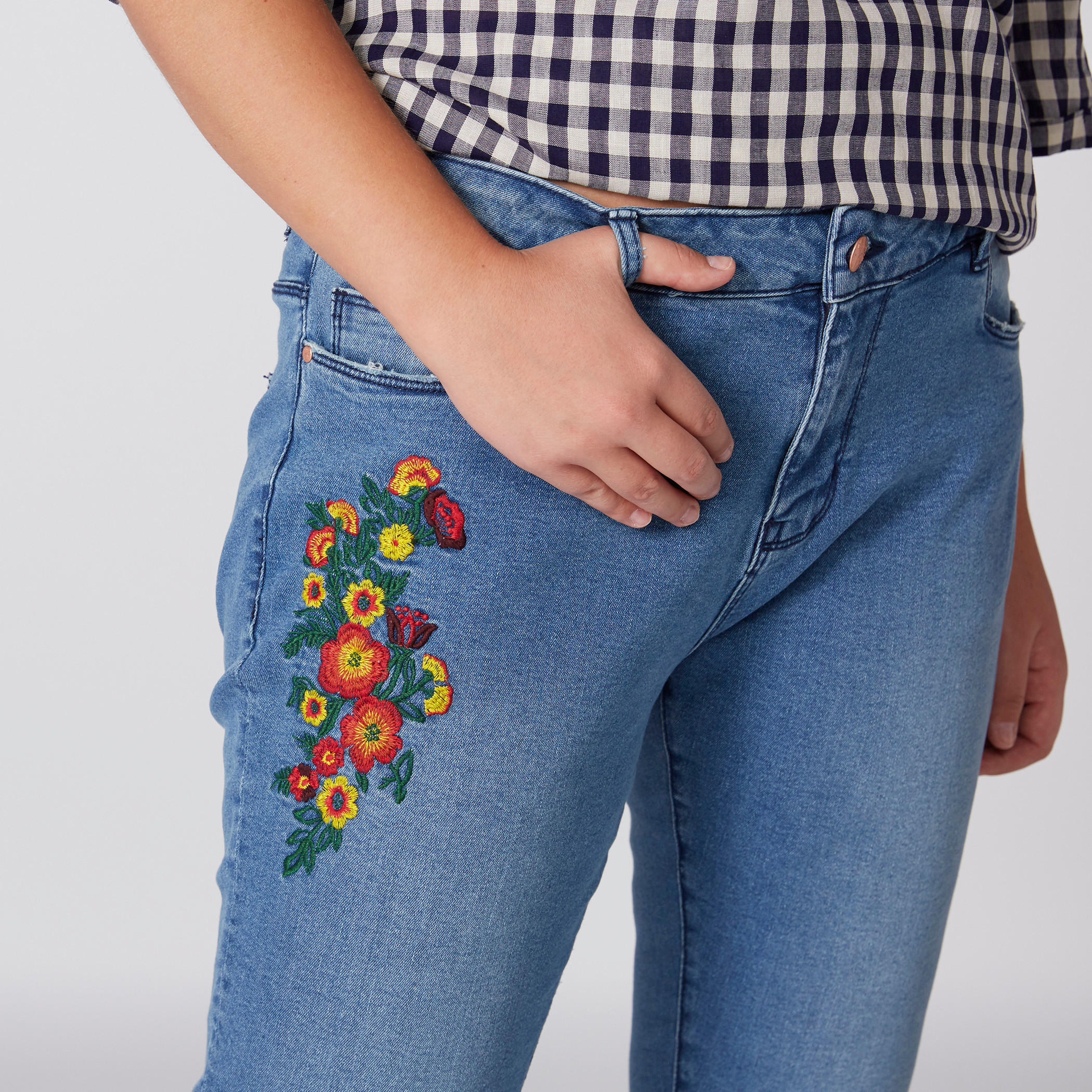 بنطال جينز طويل بزر وجيوب-women-clothing-bottoms-jeans-image-3