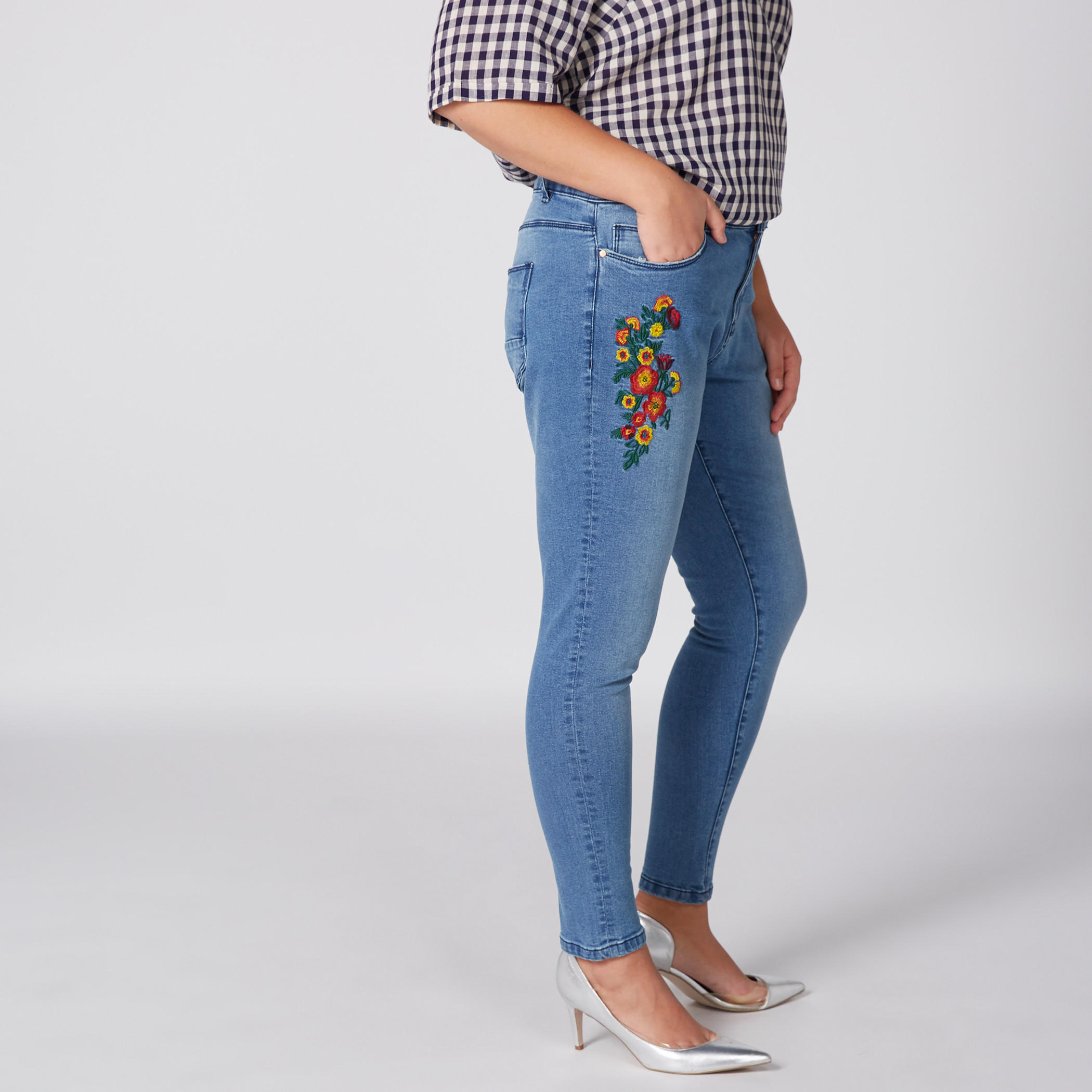 بنطال جينز طويل بزر وجيوب-women-clothing-bottoms-jeans-image-4