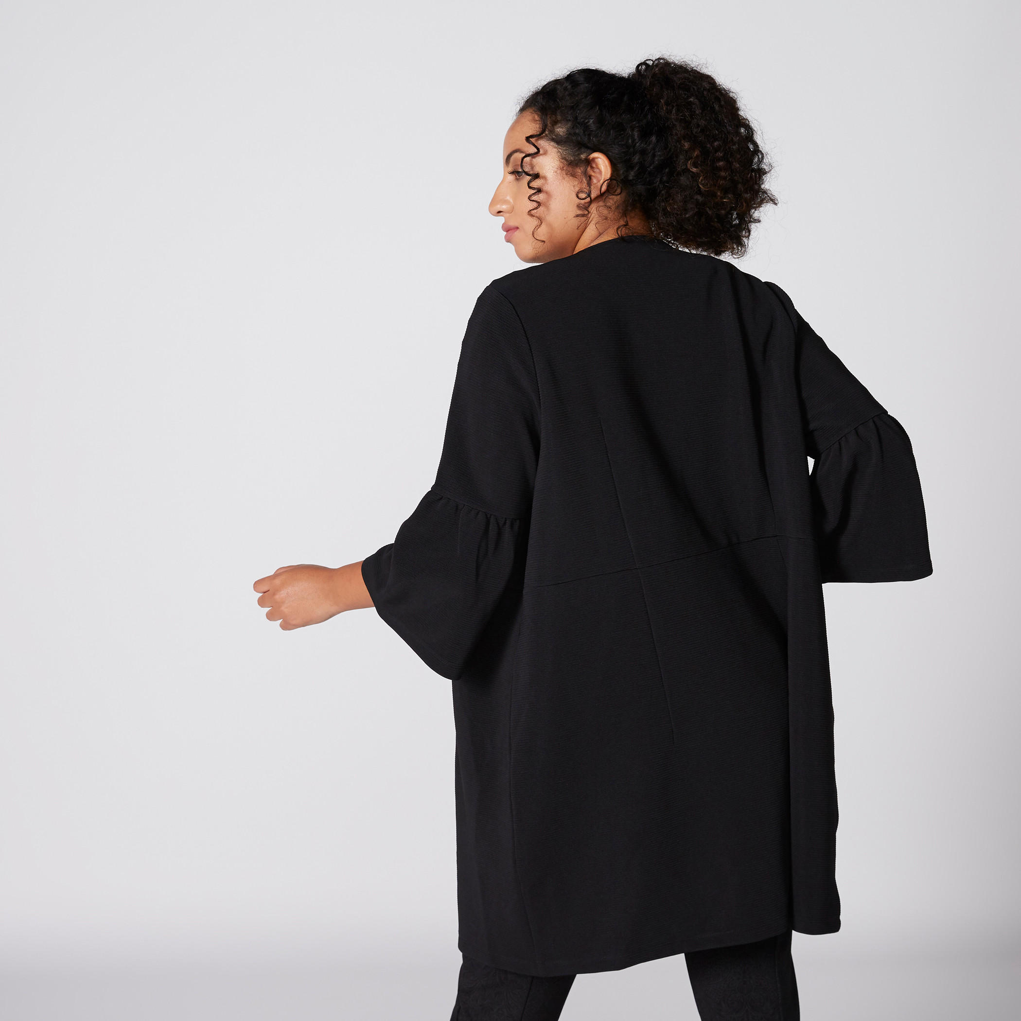 جاكيت طويل بارز الملمس بتفاصيل لؤلؤ-women-winterwear-coatsandjackets-jackets-image-3