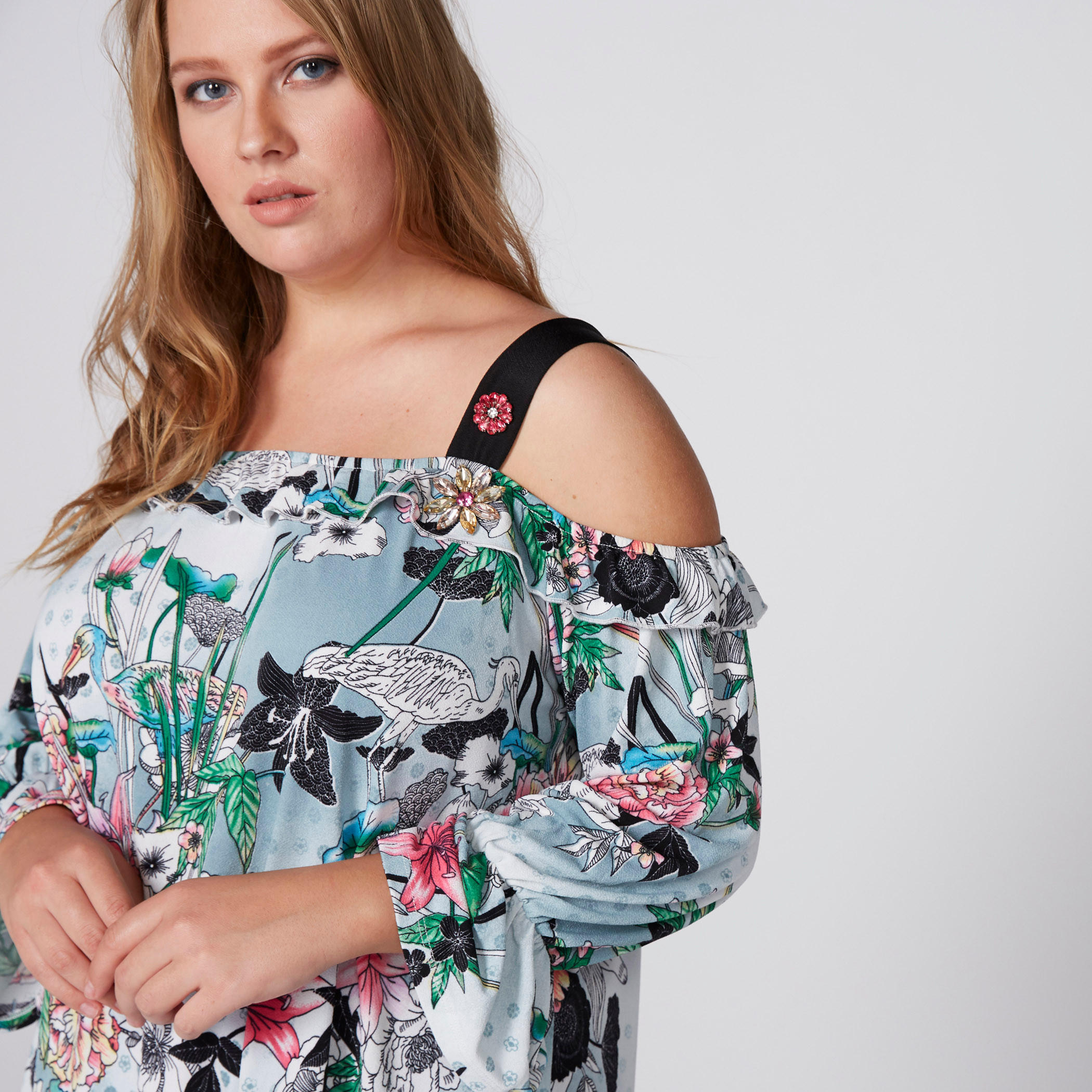 بلوزة بأكتاف مكشوفة وأكمام طويلة مزيّنة بطبعات وكشكش-women-clothing-shirtsandblouses-blouses-image-1