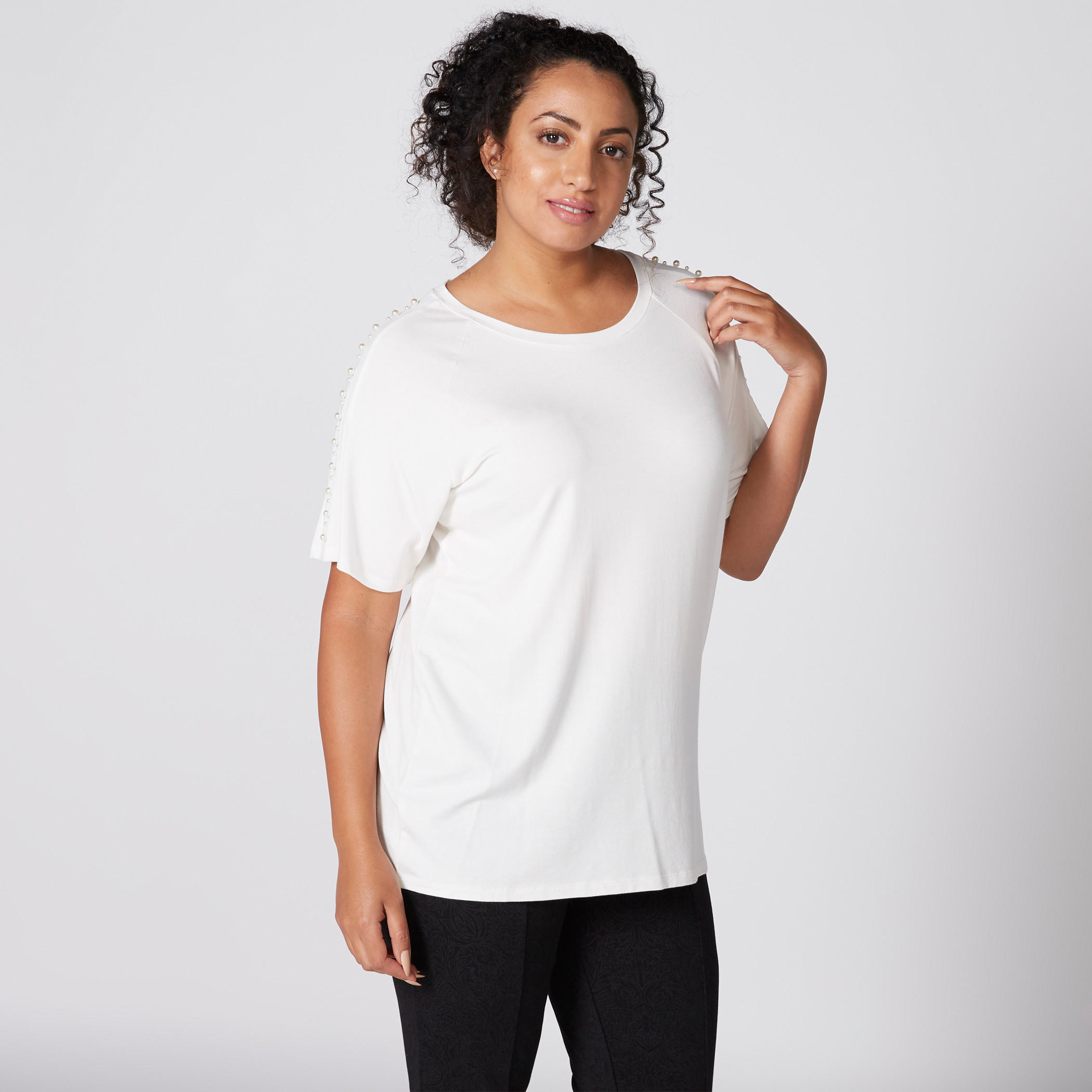 بلوزة بياقة مستديرة وأكمام متصلة مزيّنة باللؤلؤ-women-clothing-tshirts-image-1